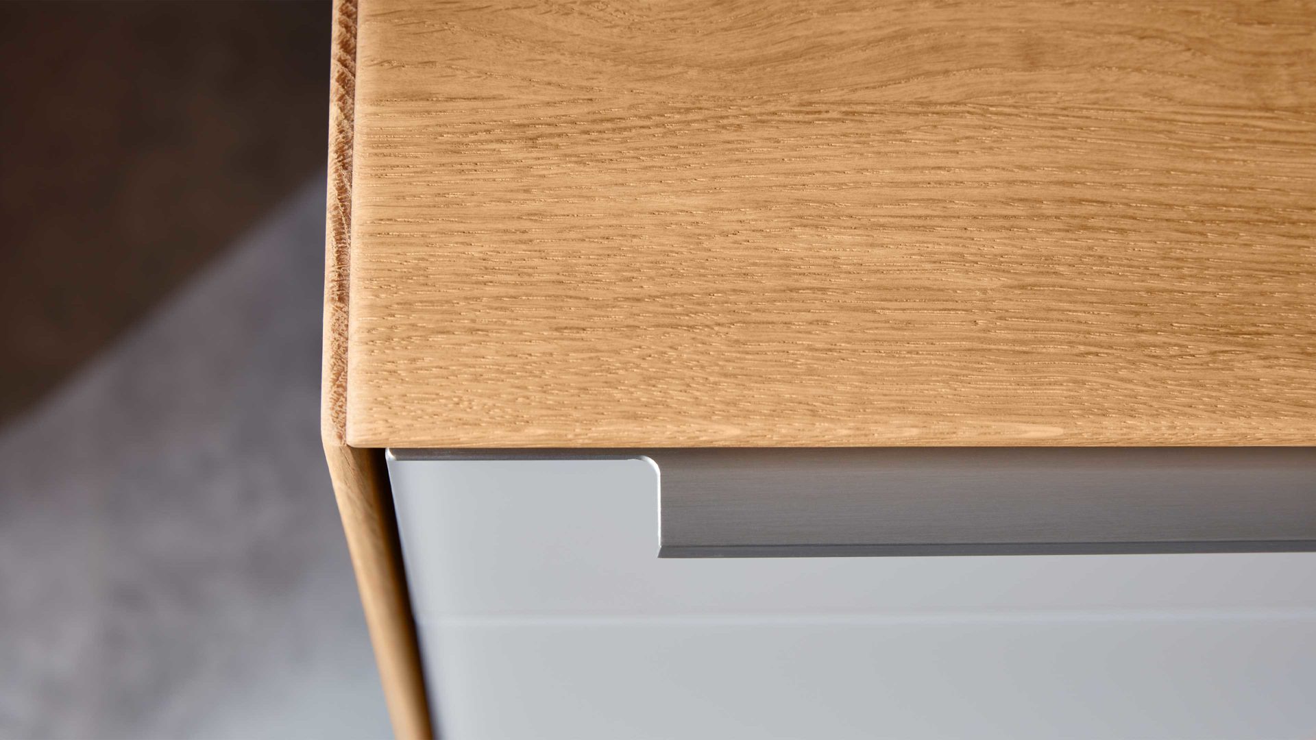 Lowboard Interliving aus Holz in Hellgrau Interliving Wohnzimmer Serie 2020 - Lowboard Asteiche & Schlamm – Breite ca. 242 cm