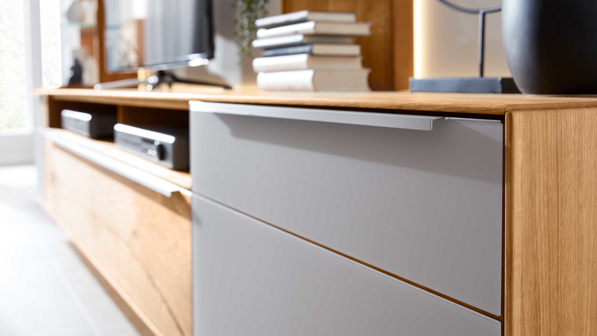 Lowboard Interliving aus Holz in Hellgrau Interliving Wohnzimmer Serie 2020 - Lowboard Asteiche & Schlamm – Breite ca. 242 cm