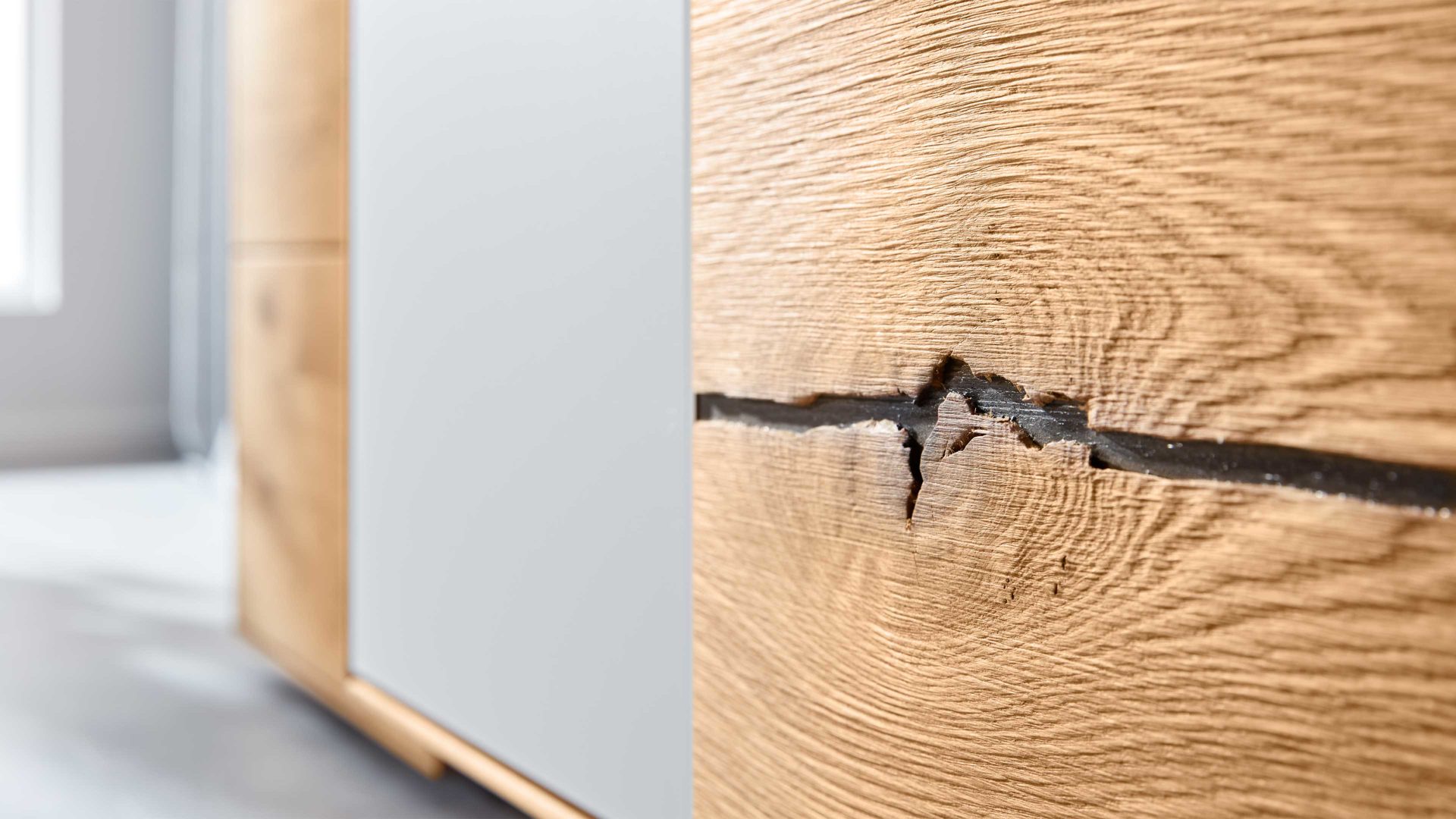 Lowboard Interliving aus Holz in Hellgrau Interliving Wohnzimmer Serie 2020 - Lowboard Asteiche & Schlamm – Breite ca. 242 cm