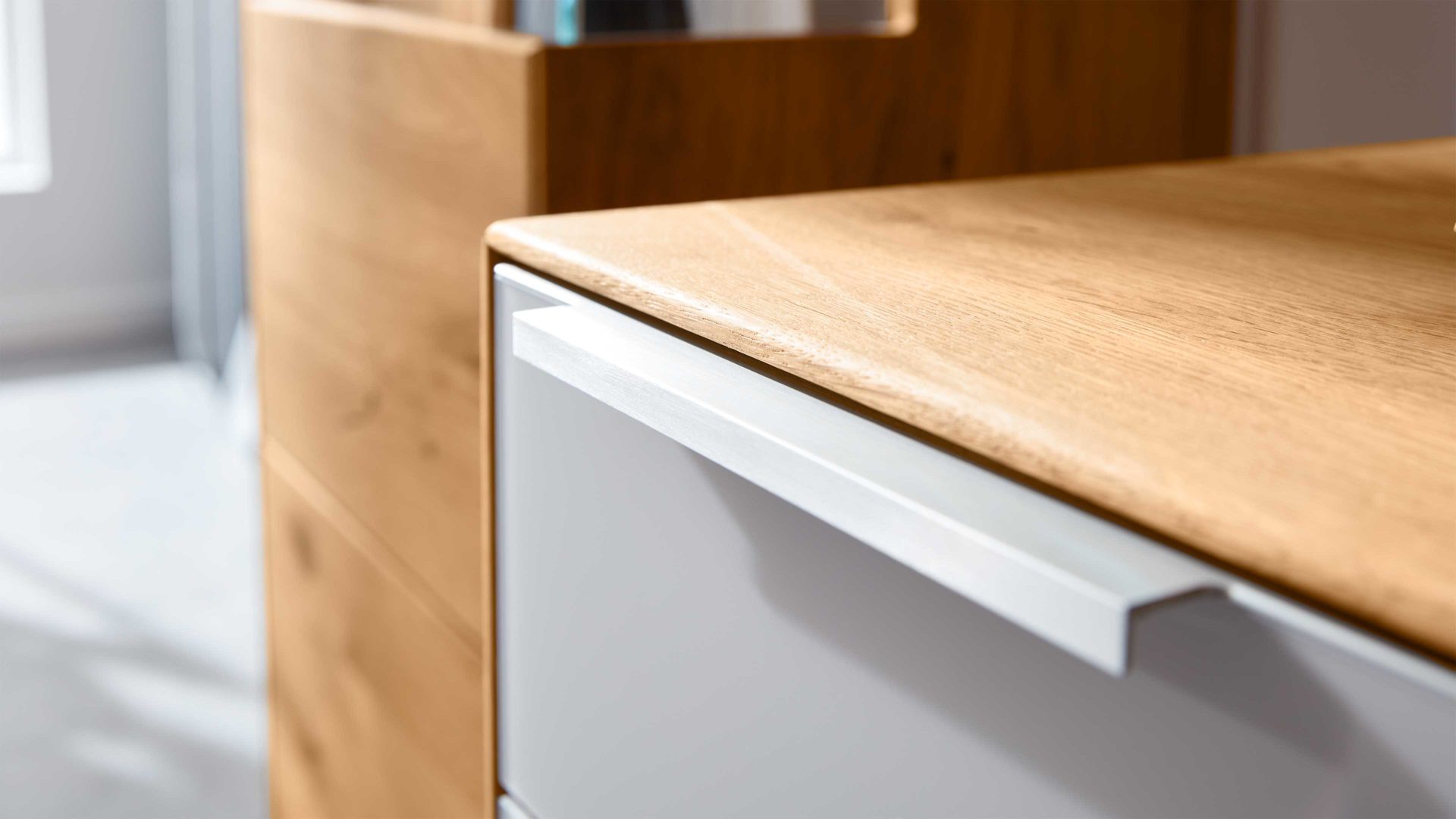 Wohnwand Interliving aus Holz in Hellgrau Interliving Wohnzimmer Serie 2020 - Wohnwand Asteiche & Schlamm – dreiteilig, Breite ca. 309 cm