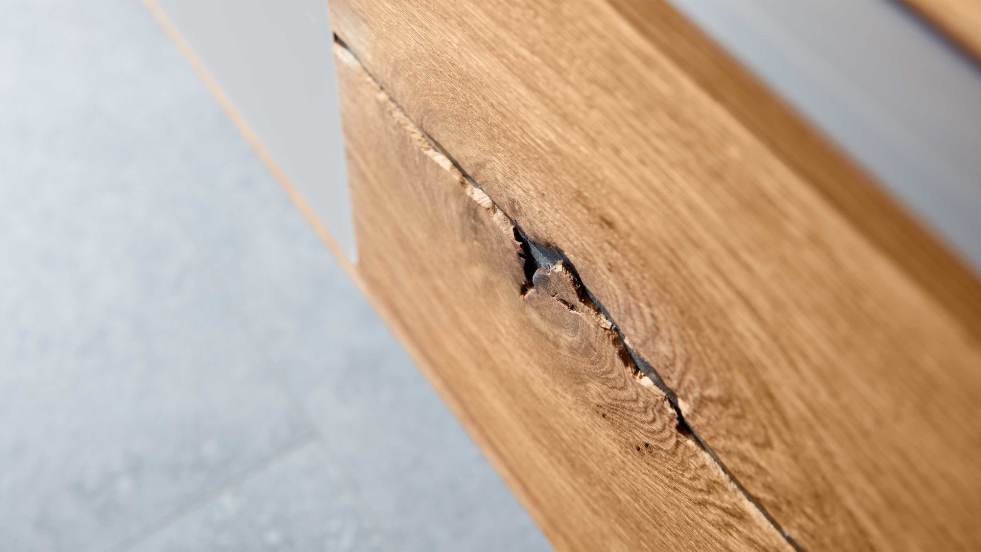 Wohnwand Interliving aus Holz in Hellgrau Interliving Wohnzimmer Serie 2020 - Wohnwand Asteiche & Schlamm – dreiteilig, Breite ca. 309 cm