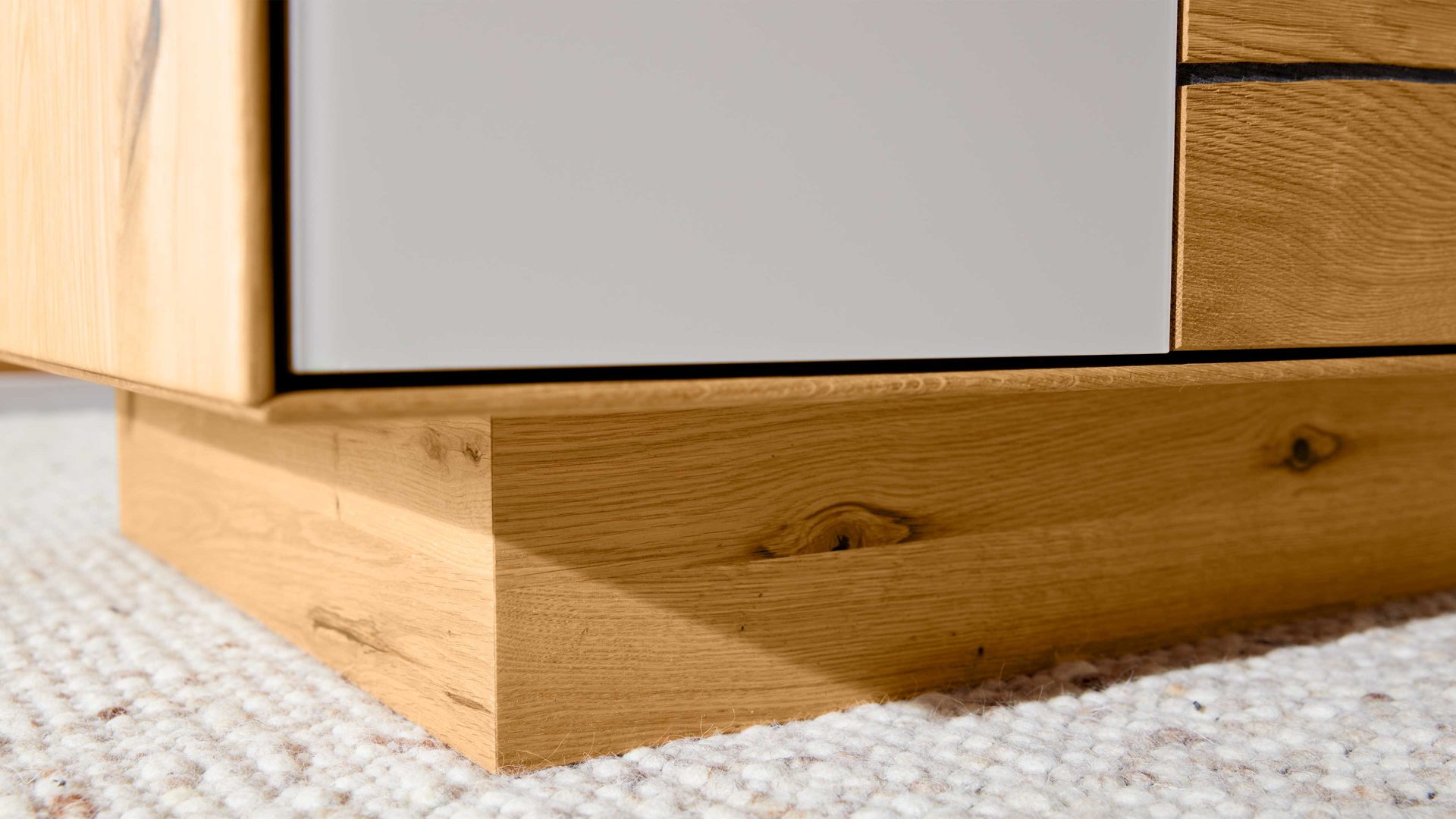 Lowboard Interliving aus Holz in Hellgrau Interliving Wohnzimmer Serie 2020 - Lowboard 151607 Asteiche & Schlamm – Breite ca. 242 cm