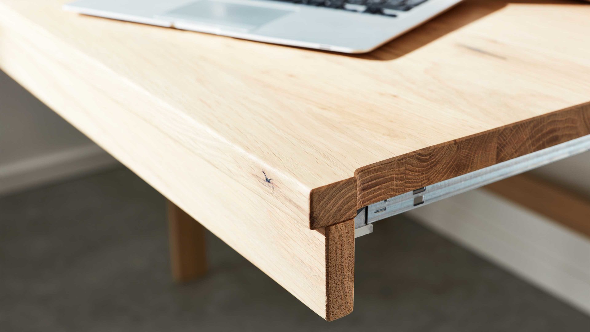 Schreibtisch Interliving aus Holz in Holzfarben Interliving Wohnzimmer Serie 2020 - Hochkommode 151285 Asteiche bianco – Schreibauszug, eine Schublade