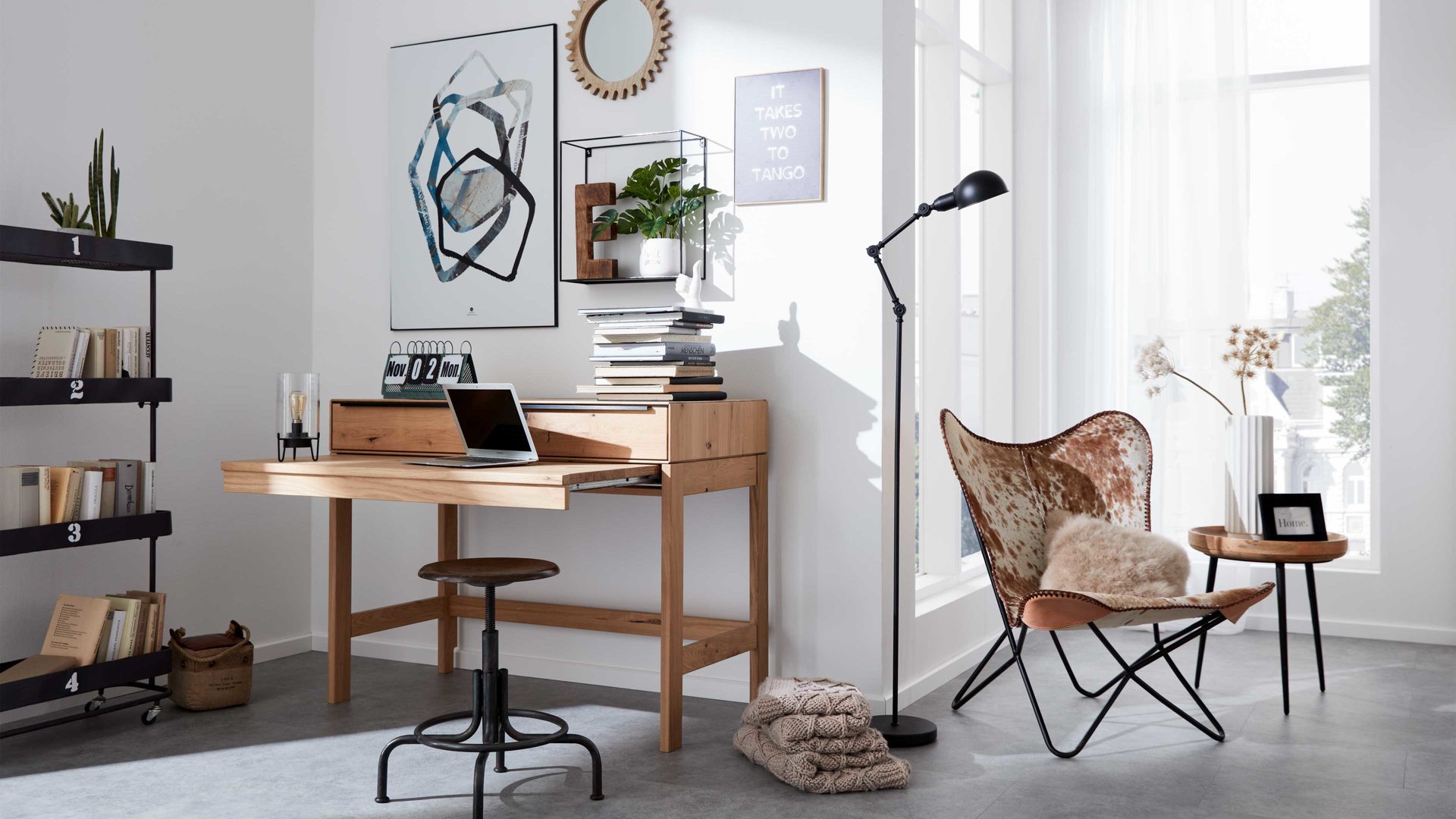 Schreibtisch Interliving aus Holz in Holzfarben Interliving Wohnzimmer Serie 2020 - Hochkommode Asteiche bianco – Schreibauszug, eine Schublade