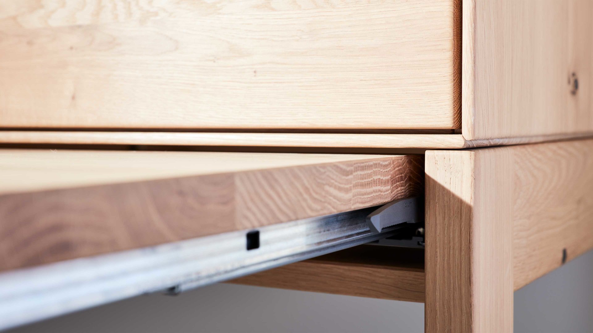 Schreibtisch Interliving aus Holz in Holzfarben Interliving Wohnzimmer Serie 2020 - Hochkommode Asteiche bianco – Schreibauszug, eine Schublade