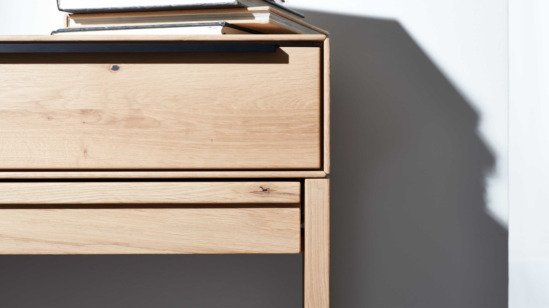 Schreibtisch Interliving aus Holz in Holzfarben Interliving Wohnzimmer Serie 2020 - Hochkommode 151285 Asteiche bianco – Schreibauszug, eine Schublade