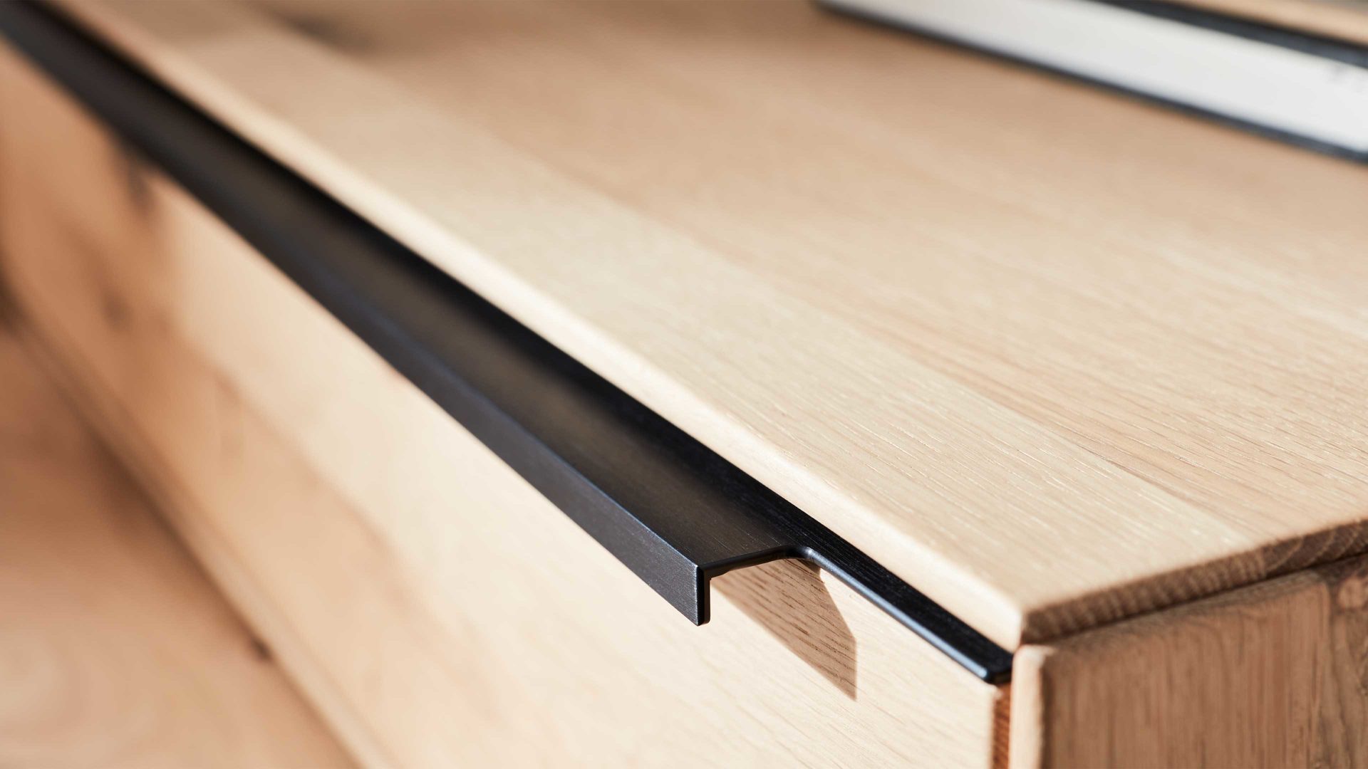 Schreibtisch Interliving aus Holz in Holzfarben Interliving Wohnzimmer Serie 2020 - Hochkommode 151285 Asteiche bianco – Schreibauszug, eine Schublade