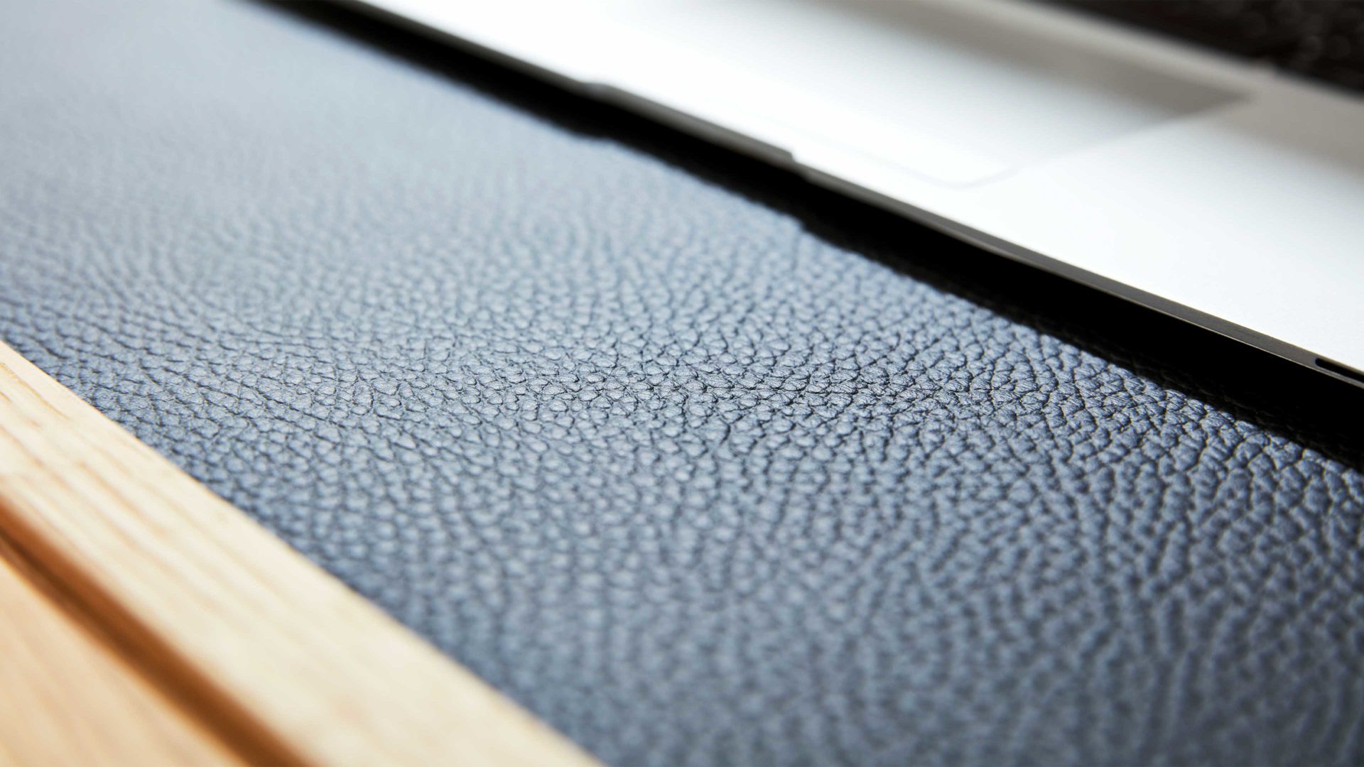 Schreibtisch Interliving aus Holz in Weiß Interliving Wohnzimmer Serie 2020 - Highboard Optiwhite, Asteiche & Riss-Eiche – Schreibplatte, zwei Türen