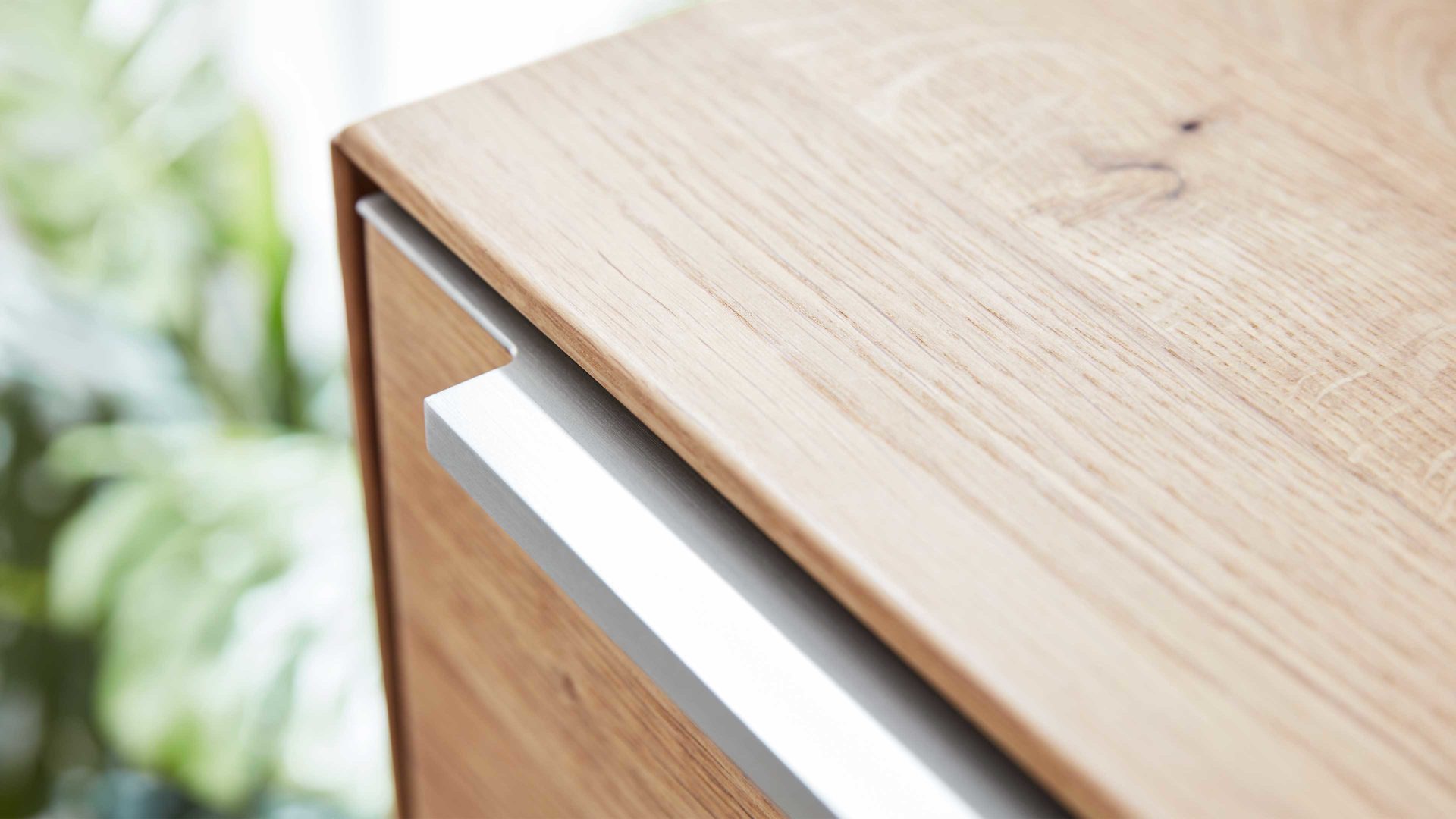 Schreibtisch Interliving aus Holz in Weiß Interliving Wohnzimmer Serie 2020 - Highboard Optiwhite, Asteiche & Riss-Eiche – Schreibplatte, zwei Türen