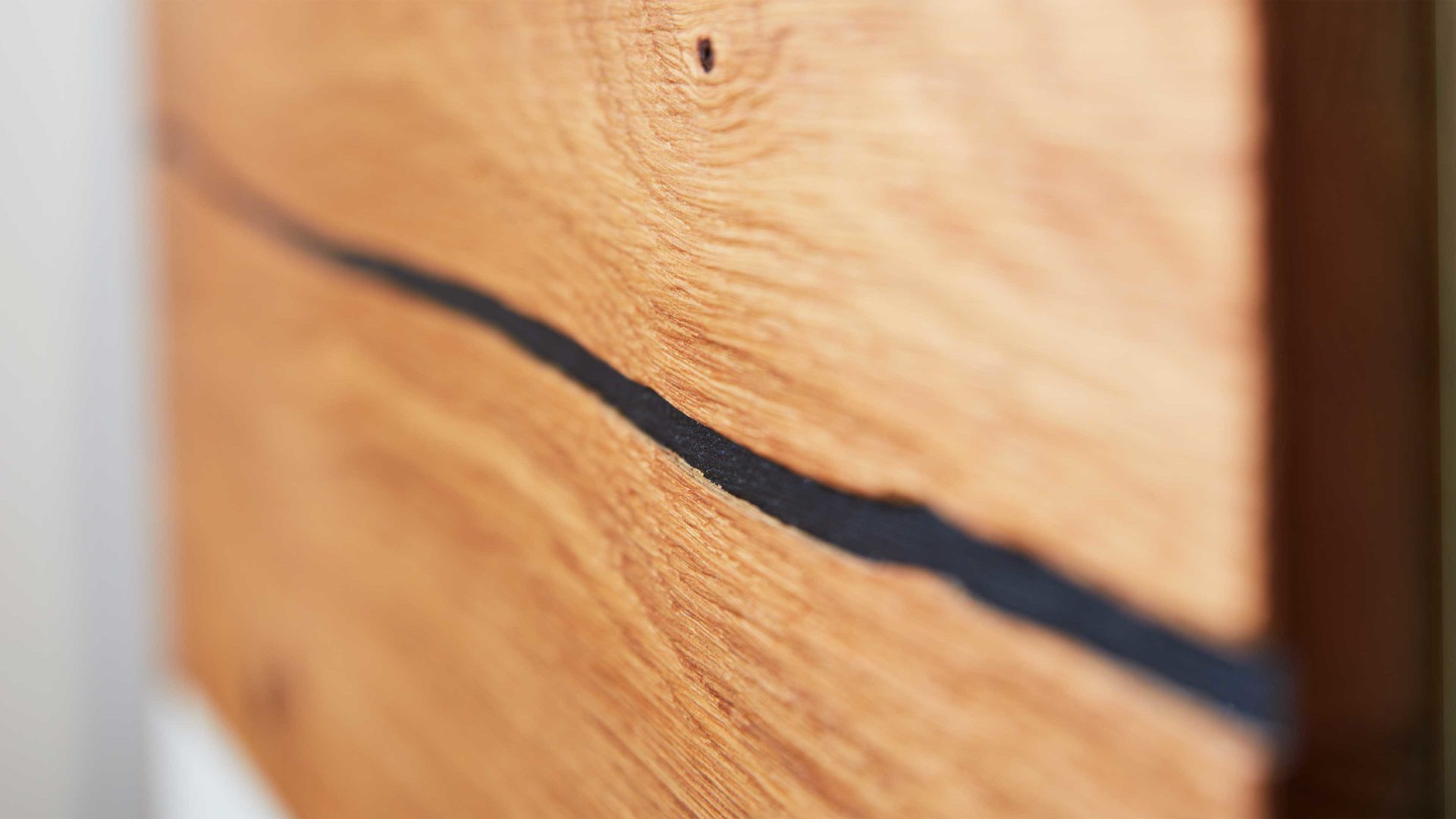 Schreibtisch Interliving aus Holz in Weiß Interliving Wohnzimmer Serie 2020 - Highboard Optiwhite, Asteiche & Riss-Eiche – Schreibplatte, zwei Türen