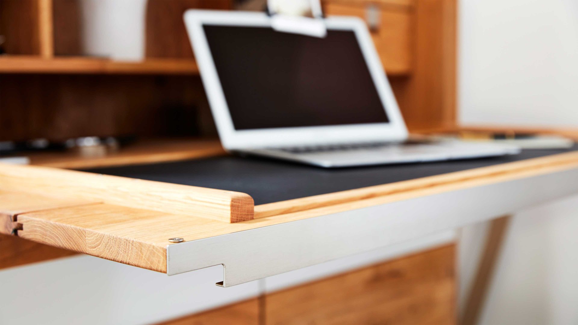 Schreibtisch Interliving aus Holz in Weiß Interliving Wohnzimmer Serie 2020 - Highboard 151197 Optiwhite, Asteiche & Riss-Eiche – Schreibplatte, zwei Türen