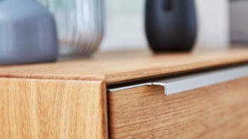 Schreibtisch Interliving aus Holz in Weiß Interliving Wohnzimmer Serie 2020 - Highboard Optiwhite, Asteiche & Riss-Eiche – Schreibplatte, zwei Türen