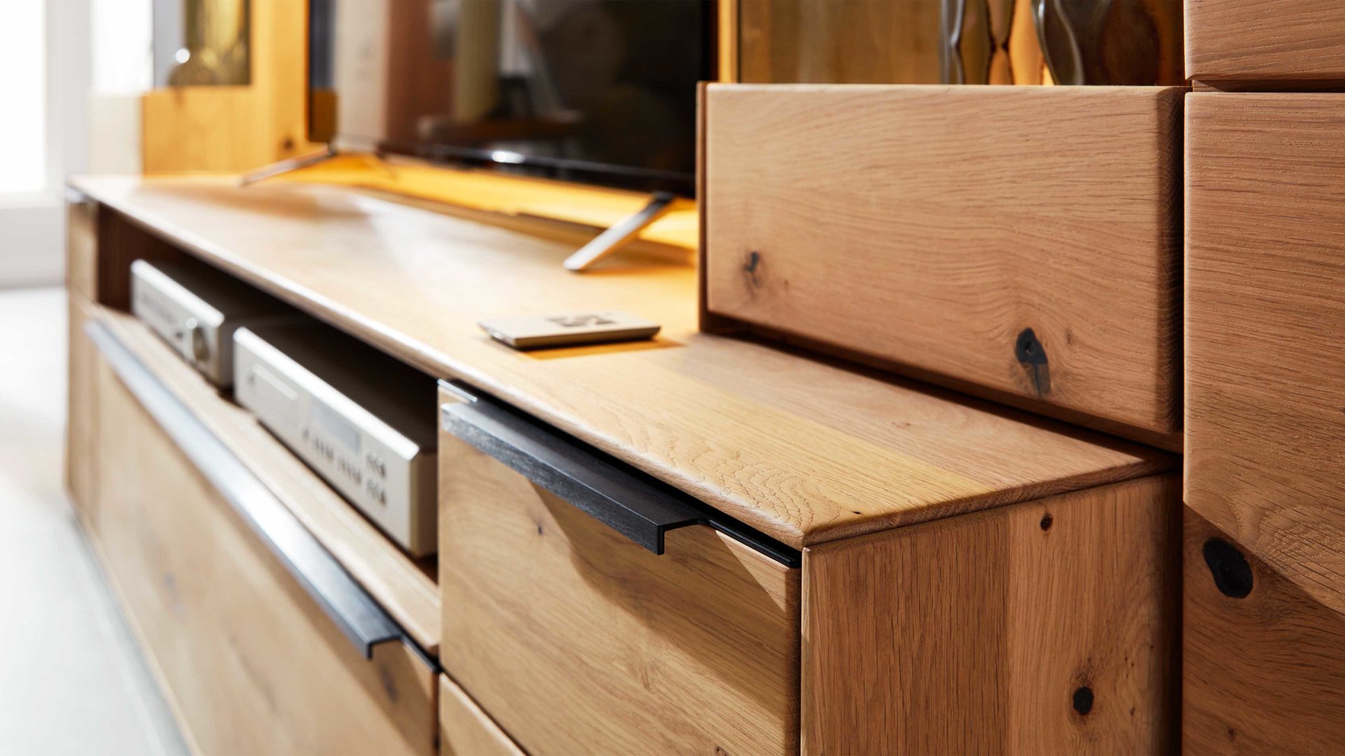 Lowboard Interliving aus Holz in Holzfarben Interliving Wohnzimmer Serie 2020 - Lowboard Asteiche bianco – Breite ca. 182 cm