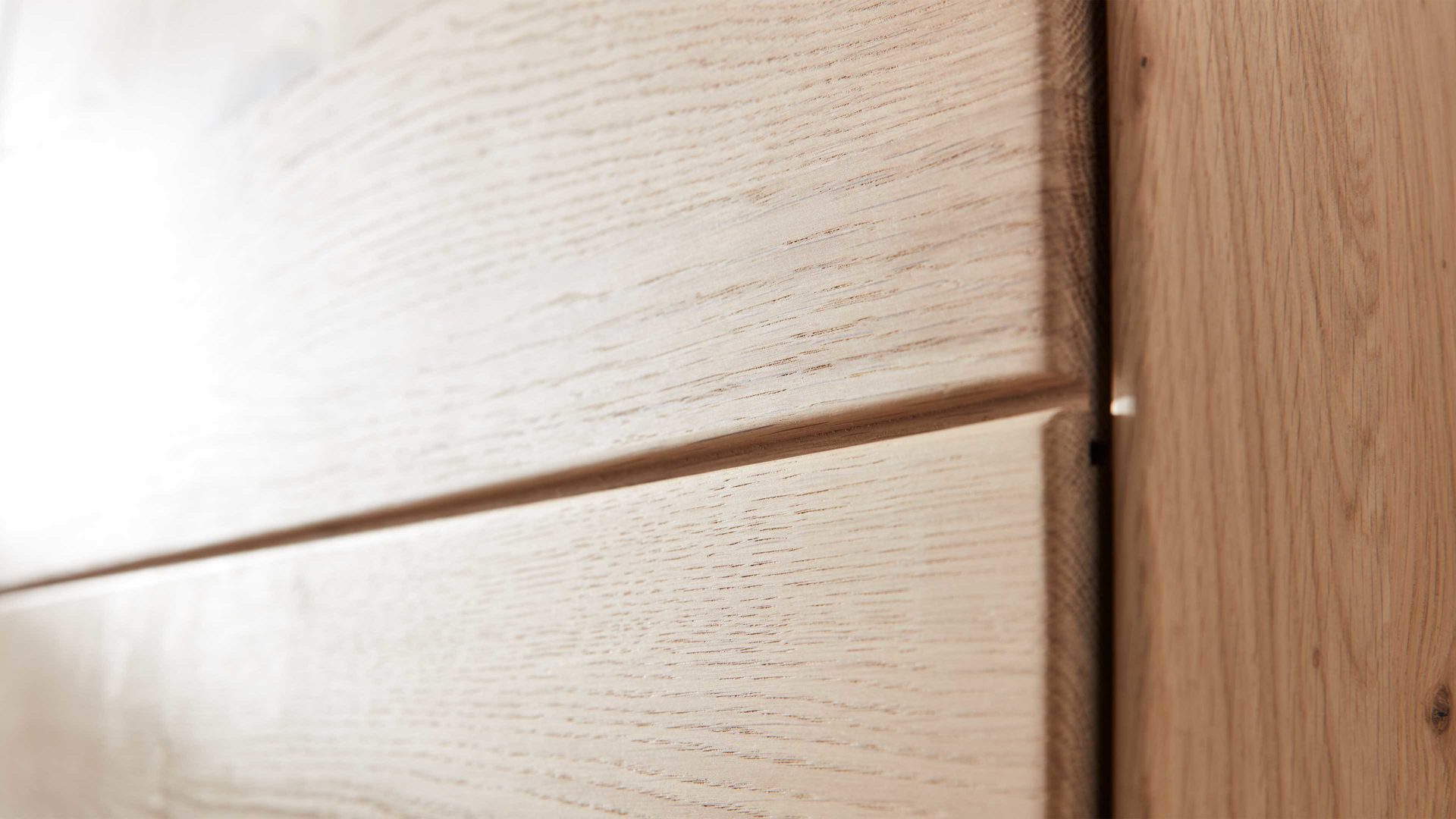 Highboard Interliving aus Holz in Holzfarben Interliving Wohnzimmer Serie 2020 - Highboard Asteiche bianco & Riss-Eiche – links, zwei Türen