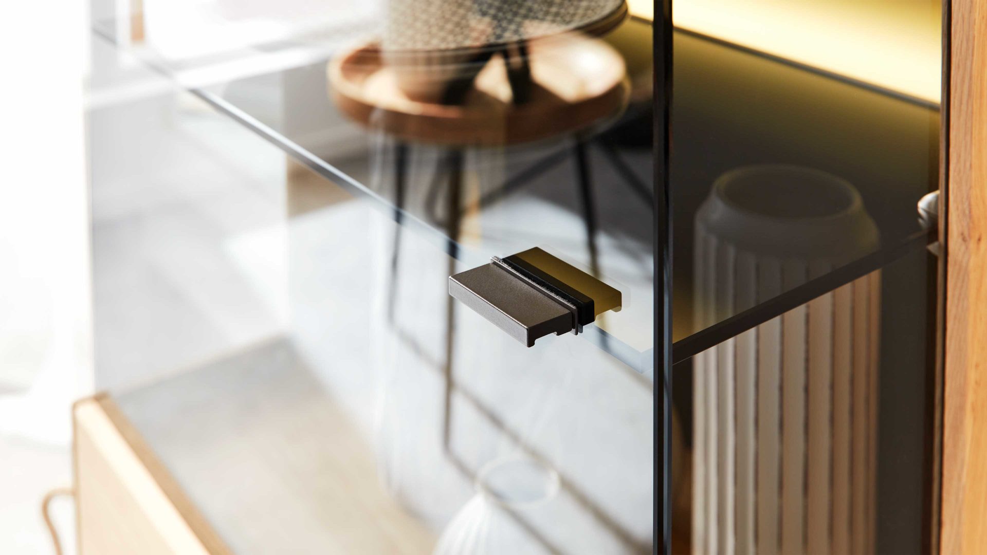 Vitrine Interliving aus Holz in Holzfarben Interliving Wohnzimmer Serie 2020 - Vitrine 151302 Asteiche bianco – links, eine Tür