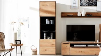 Vitrine Interliving aus Holz in Holzfarben Interliving Wohnzimmer Serie 2020 - Vitrine Asteiche bianco – links, eine Tür