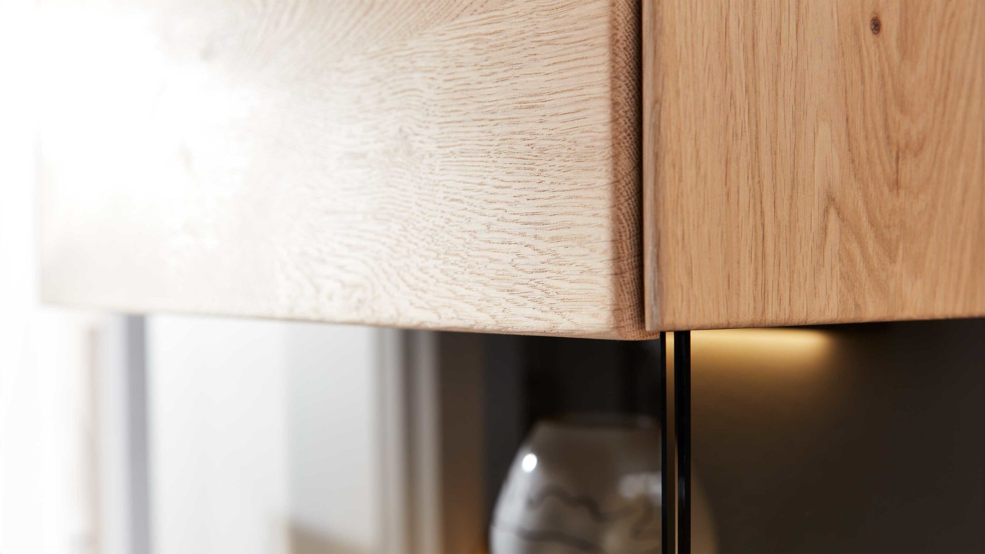 Vitrine Interliving aus Holz in Holzfarben Interliving Wohnzimmer Serie 2020 - Vitrine Asteiche bianco – links, eine Tür