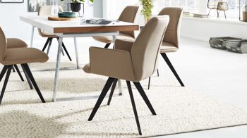 Polsterstuhl Interliving aus Stoff in Beige Interliving Esszimmer Serie 5102 – Armlehnstuhl sandfarbene Mikrofaser Atlantis 914 & schwarzes Eisen