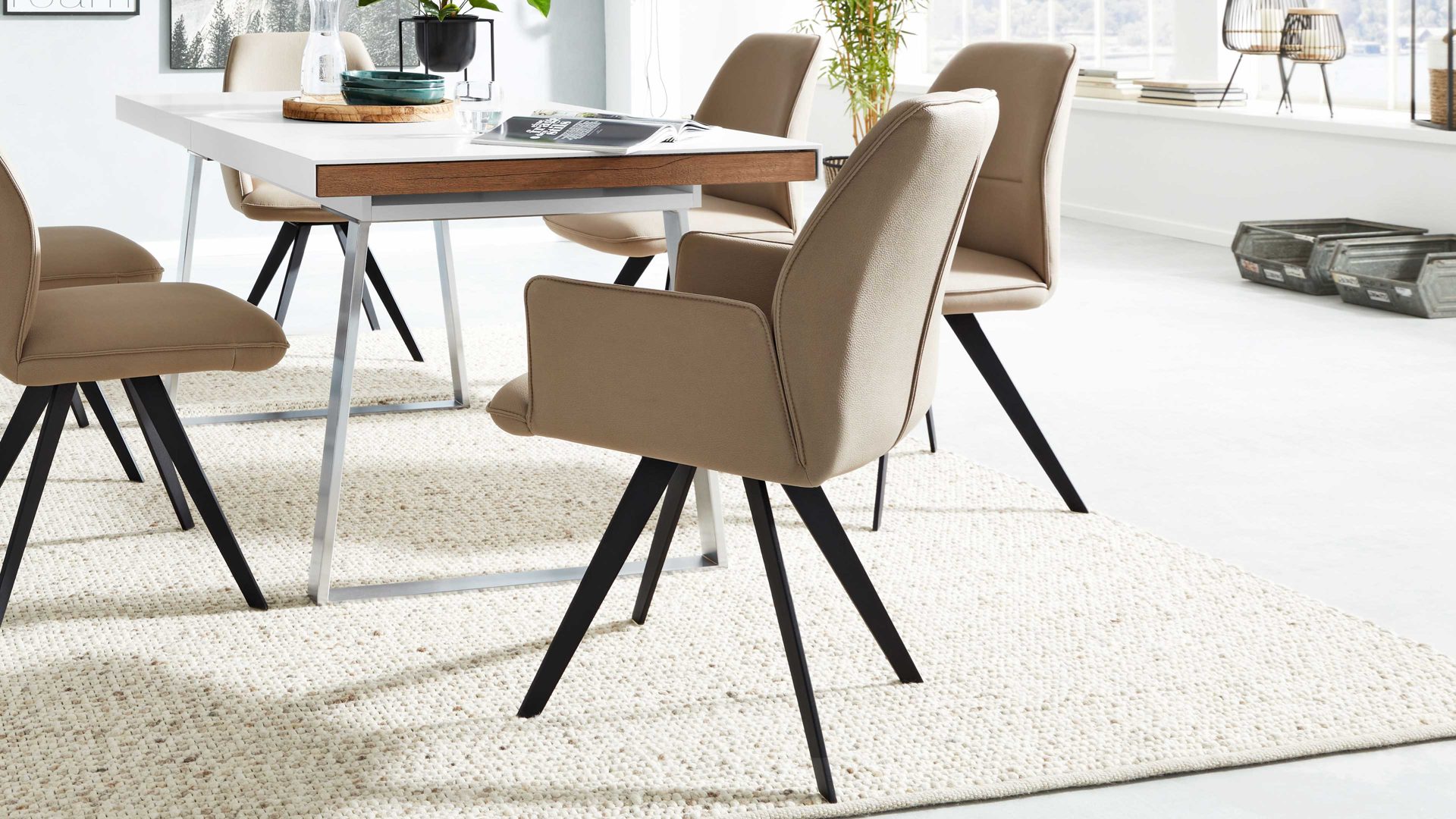 Polsterstuhl Interliving aus Stoff in Beige Interliving Esszimmer Serie 5102 – Armlehnstuhl sandfarbene Mikrofaser Atlantis 914 & schwarzes Eisen