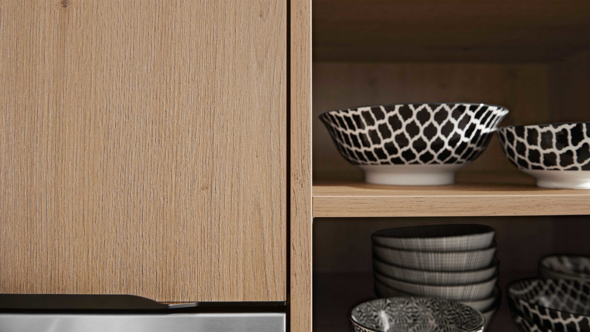 Einbauküche Interliving aus Holz in Weiß Interliving Küche Serie 3039 mit AEG Einbaugeräten Arcticweiß & Vulkaneiche – zweizeilig