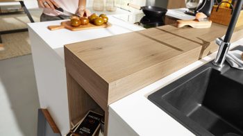 Einbauküche Interliving aus Holz in Weiß Interliving Küche Serie 3039 mit AEG Einbaugeräten Arcticweiß & Vulkaneiche – zweizeilig