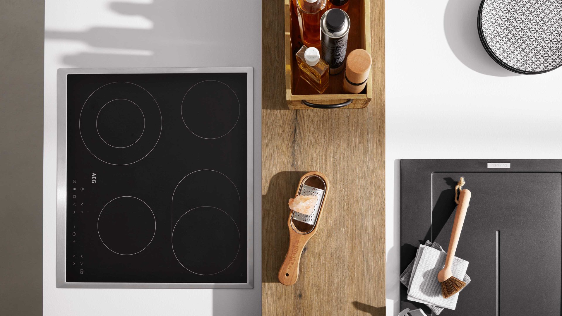 Einbauküche Interliving aus Holz in Weiß Interliving Küche Serie 3039 mit AEG Einbaugeräten Arcticweiß & Vulkaneiche – zweizeilig