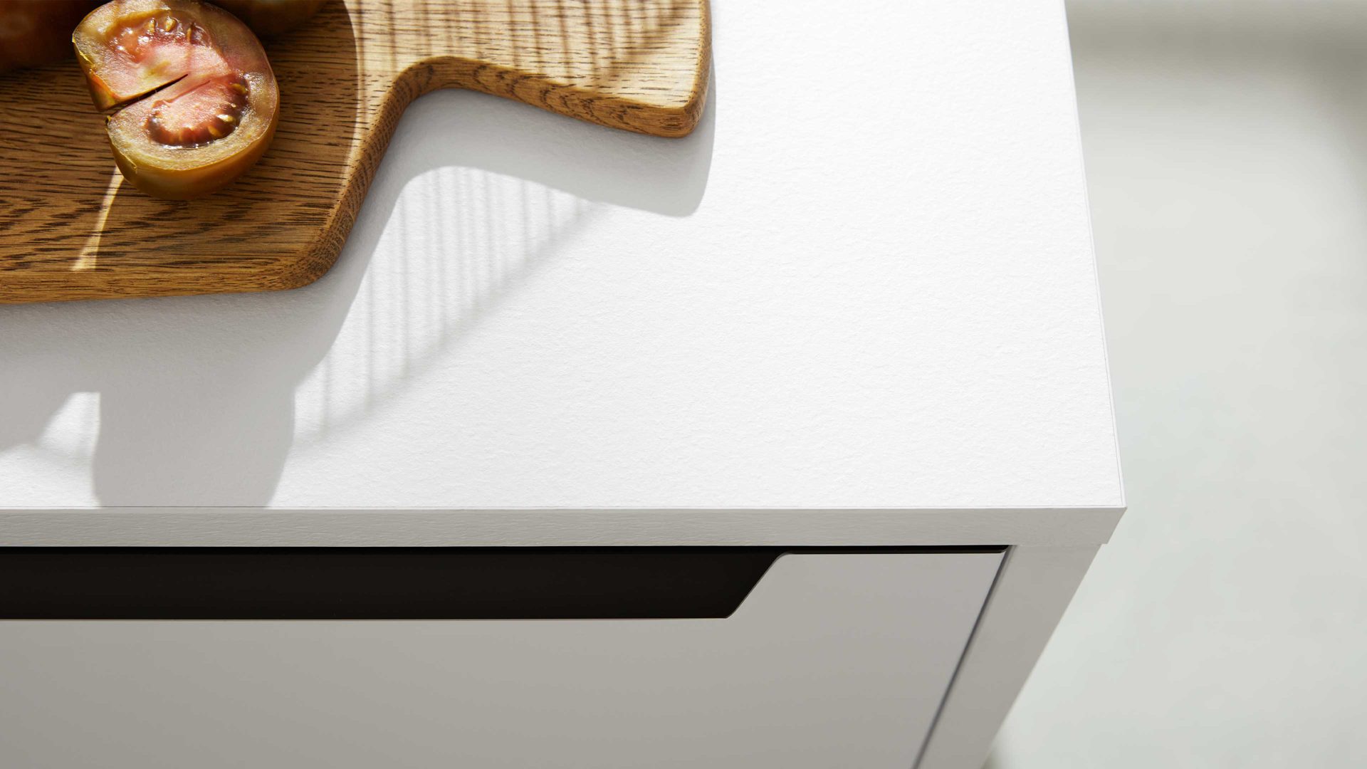 Einbauküche Interliving aus Holz in Weiß Interliving Küche Serie 3039 mit AEG Einbaugeräten Arcticweiß & Vulkaneiche – zweizeilig