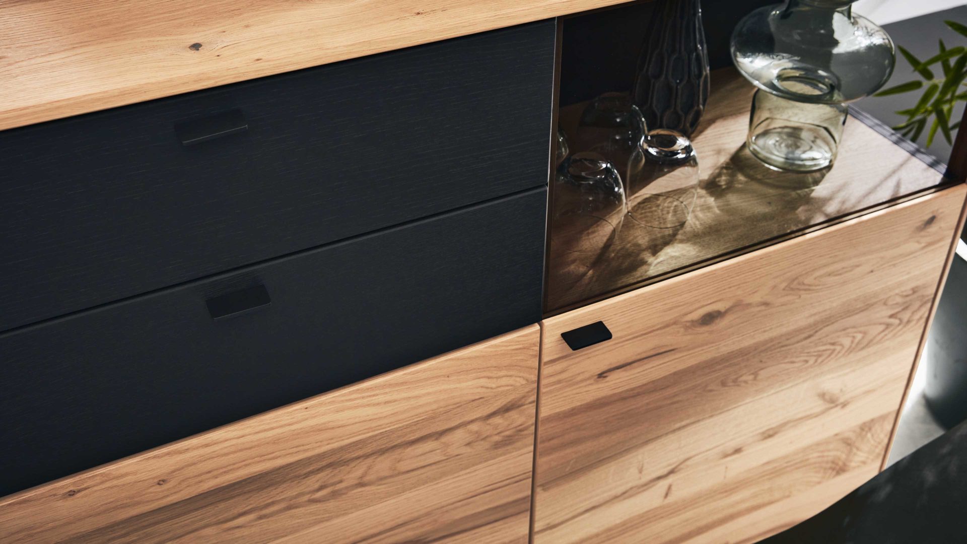 Sideboard Interliving aus Holz in Anthrazit Interliving Esszimmer Serie 5604 - Sideboard Anthrazit  & Eiche rustico- drei Türen, zwei Schubladen