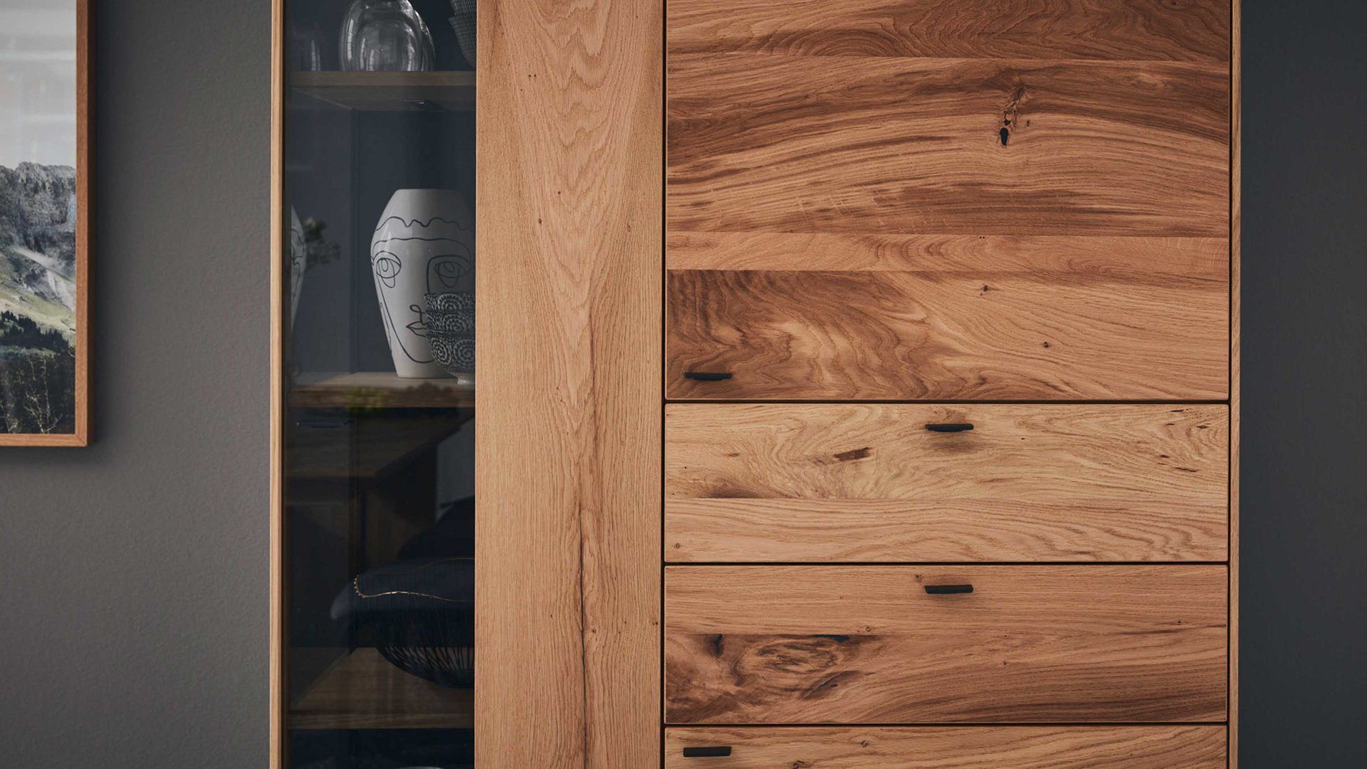 Vitrine Interliving aus Holz in Holzfarben Interliving Esszimmer Serie 5604 - Vitrine Eiche rustico - drei Türen, zwei Schubladen