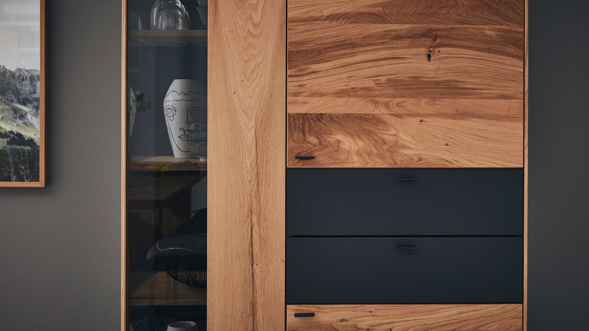 Vitrine Interliving aus Holz in Anthrazit Interliving Esszimmer Serie 5604 - Vitrine Anthrazit & Eiche rustico - drei Türen, zwei Schubladen