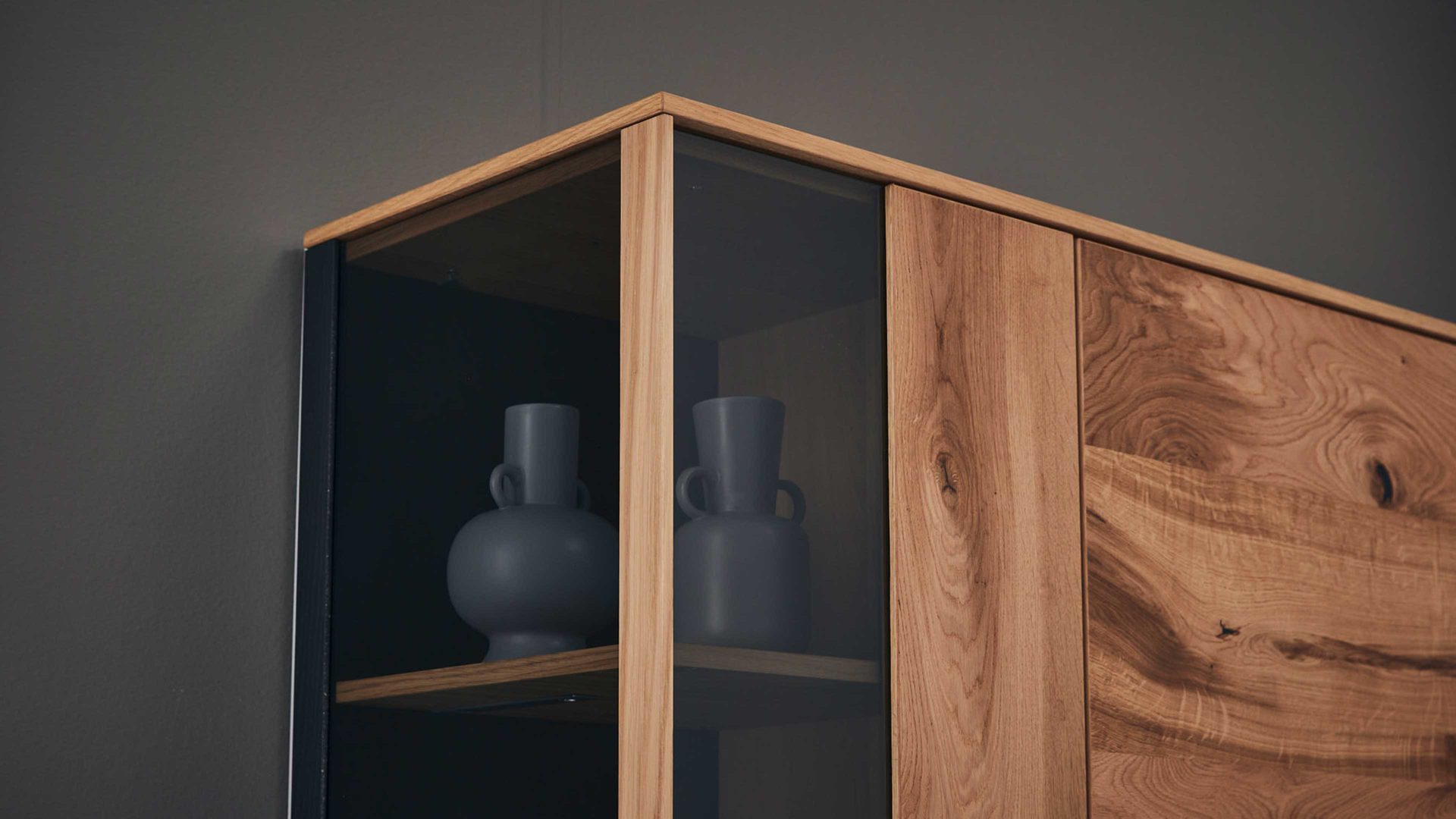 Vitrine Interliving aus Holz in Anthrazit Interliving Esszimmer Serie 5604 - Vitrine Anthrazit & Eiche rustico - drei Türen, zwei Schubladen