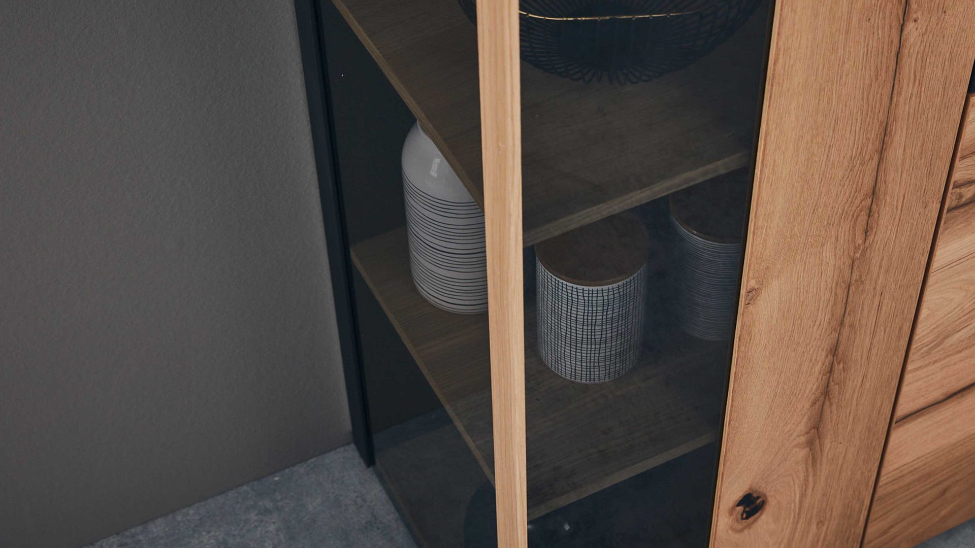 Vitrine Interliving aus Holz in Anthrazit Interliving Esszimmer Serie 5604 - Vitrine Anthrazit & Eiche rustico - drei Türen, zwei Schubladen