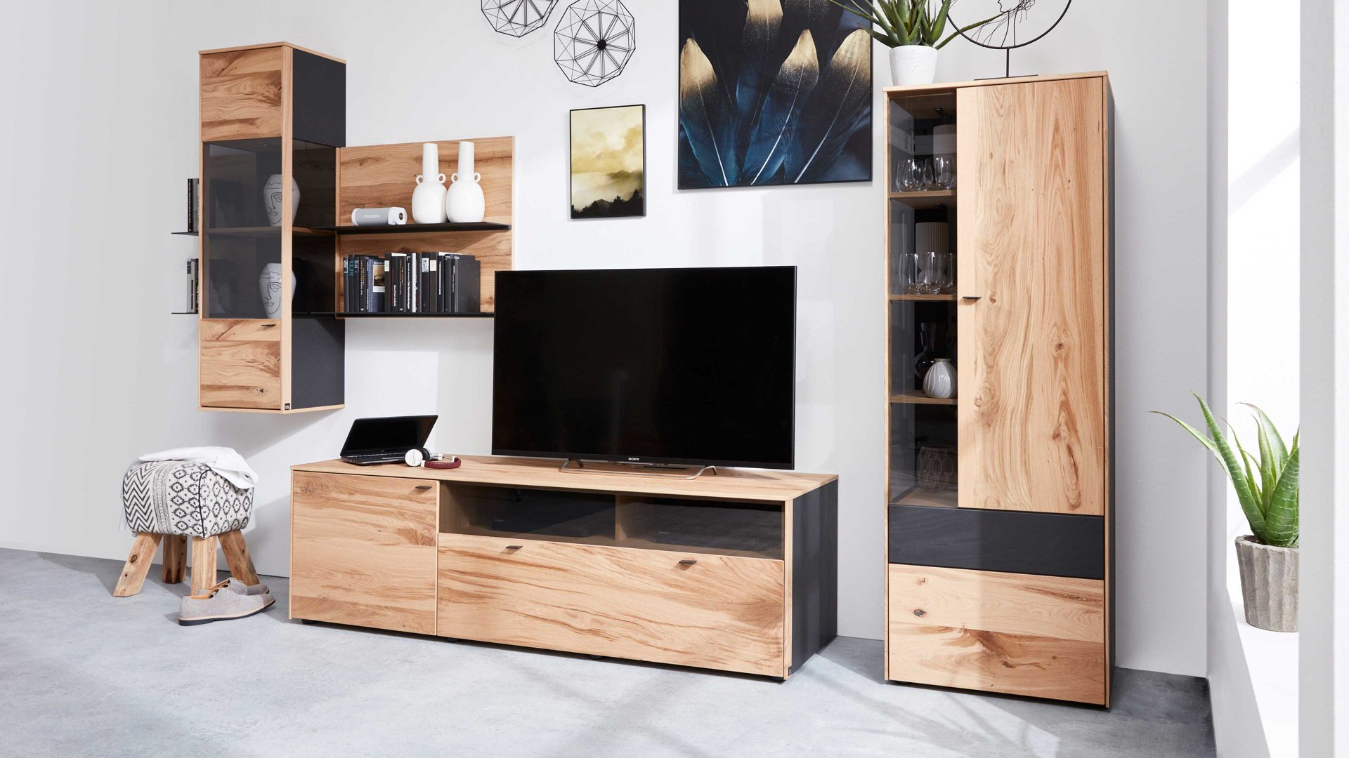 Wohnwand Interliving aus Holz in Holzfarben Interliving Esszimmer Serie 5604 - Wohnwand VI10-0308R Eiche rustico & Anthrazit  - fünfteilig, Breite ca. 365 cm