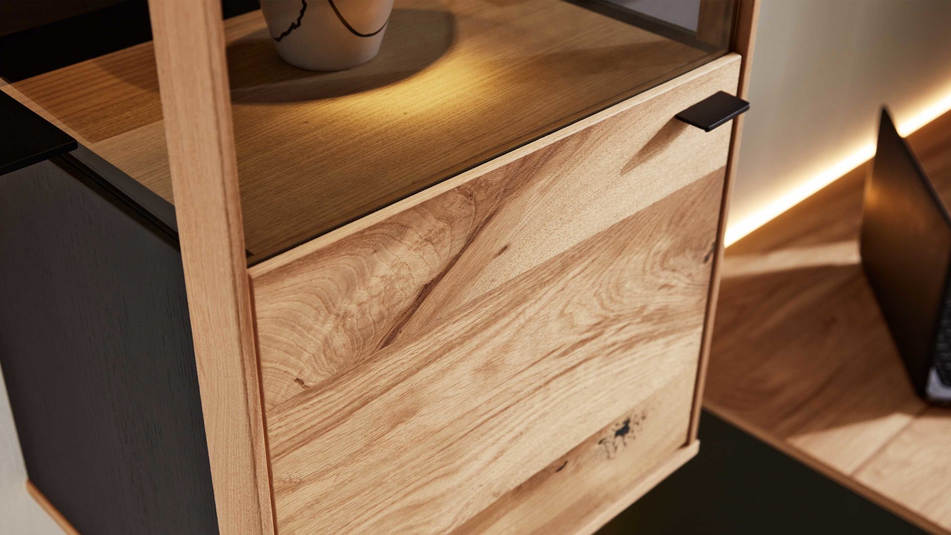 Vitrine Interliving aus Holz in Holzfarben Interliving Esszimmer Serie 5604 - Hängevitrine Eiche rustico & Anthrazit - links, eine Tür