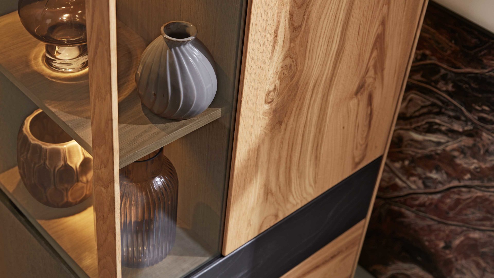 Vitrine Interliving aus Holz in Holzfarben Interliving Esszimmer Serie 5604 - Vitrine V740-0308R Eiche rustico & Anthrazit  - eine Tür