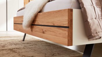 Bettgestell Interliving aus Holz in Holzfarben Interliving Schlafzimmer Serie 1019 – Bettgestell Wildeiche & weißer Mattlack –  Liegefläche ca. 200 x 200 cm