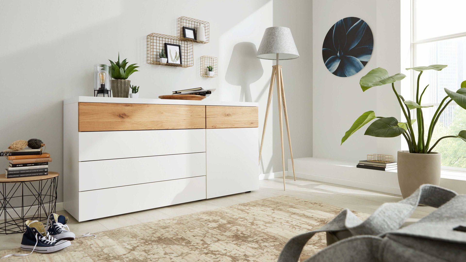 Kombikommode Interliving aus Holz in Weiß Interliving Schlafzimmer Serie 1019 – Kombikommode Wildeiche & weißer Mattlack – vier Schubladen, eine Tür