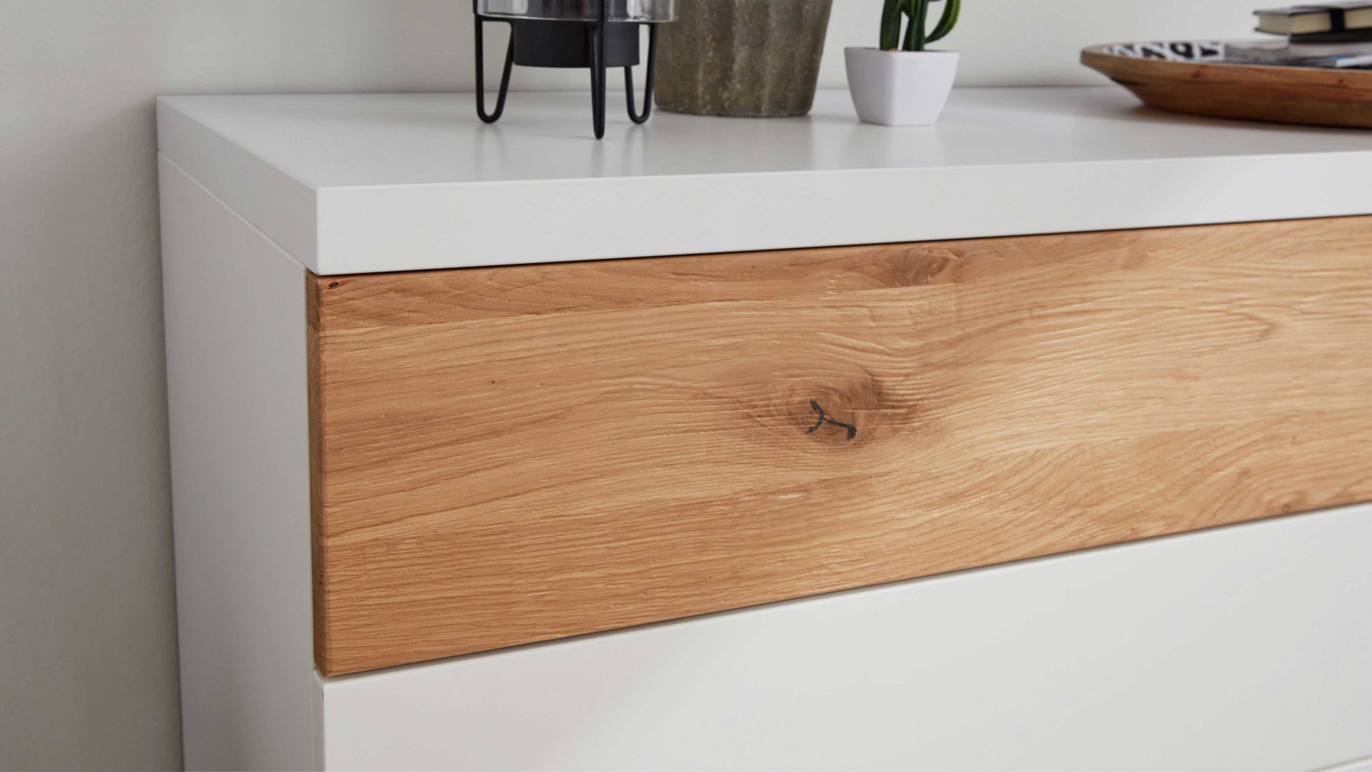 Kombikommode Interliving aus Holz in Weiß Interliving Schlafzimmer Serie 1019 – Kombikommode 523045 Wildeiche & weißer Mattlack – vier Schubladen, eine Tür