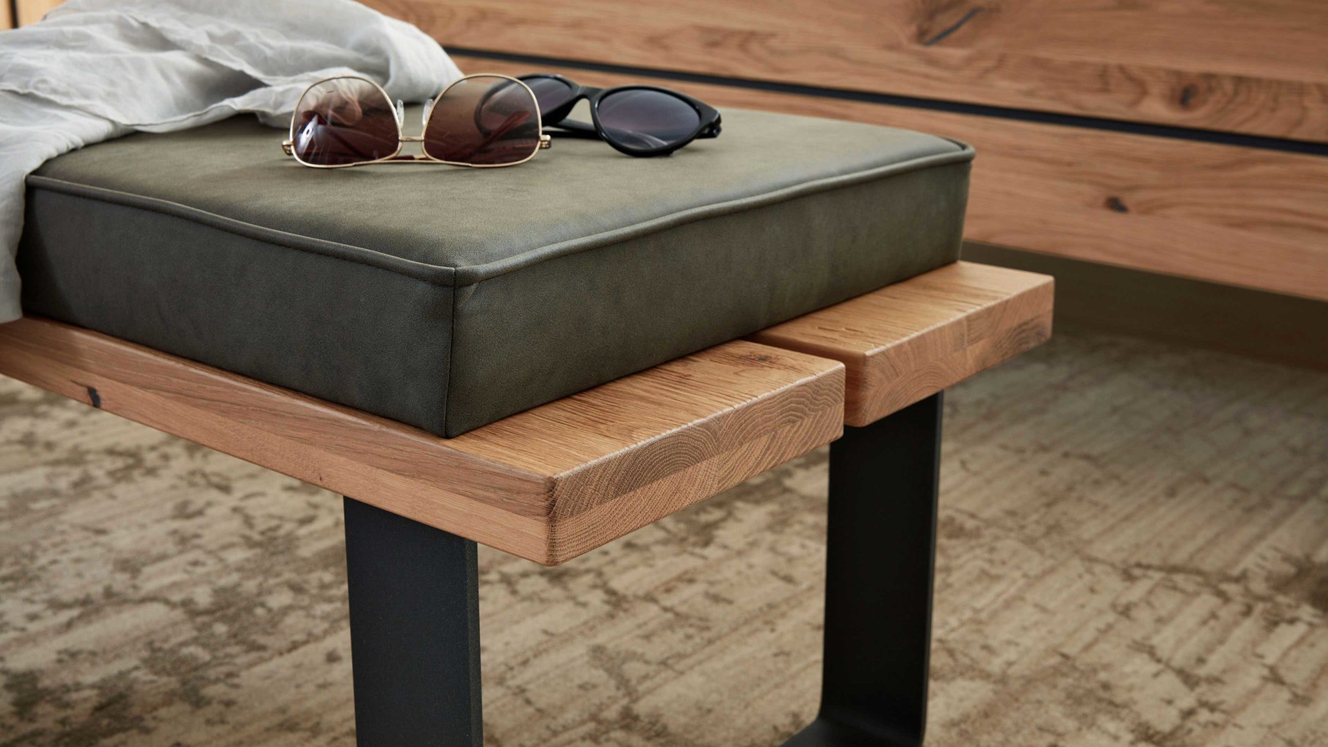 Polsterbank Interliving aus Stoff in Dunkelgrau Interliving Schlafzimmer Serie 1019 – Bettbank 523770 graues Kunstleder, Wildeiche & anthrazitfarbenes Metall – Länge ca. 140 cm