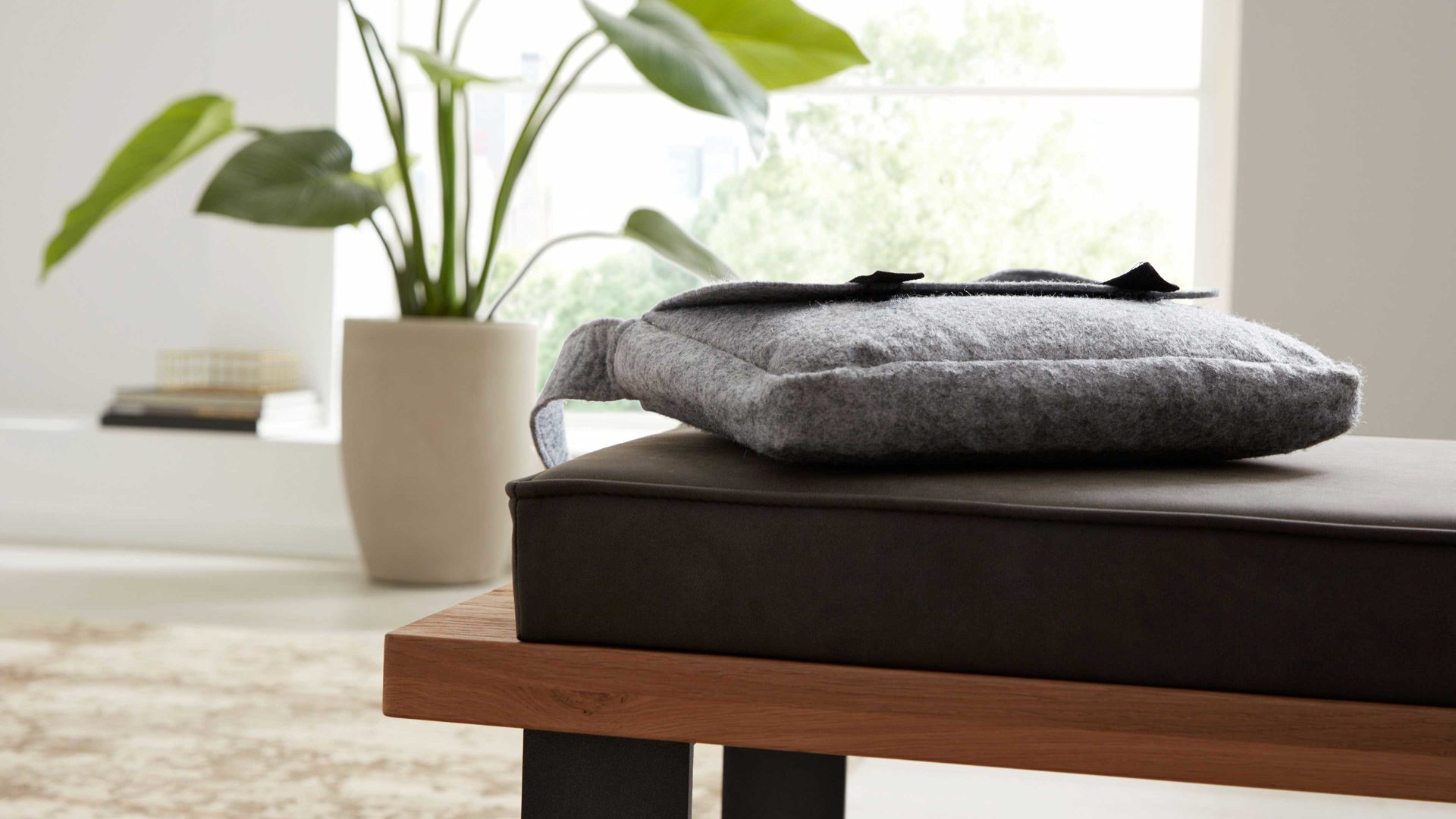 Polsterbank Interliving aus Stoff in Dunkelgrau Interliving Schlafzimmer Serie 1019 – Bettbank graues Kunstleder, Wildeiche & anthrazitfarbenes Metall – Länge ca. 140 cm