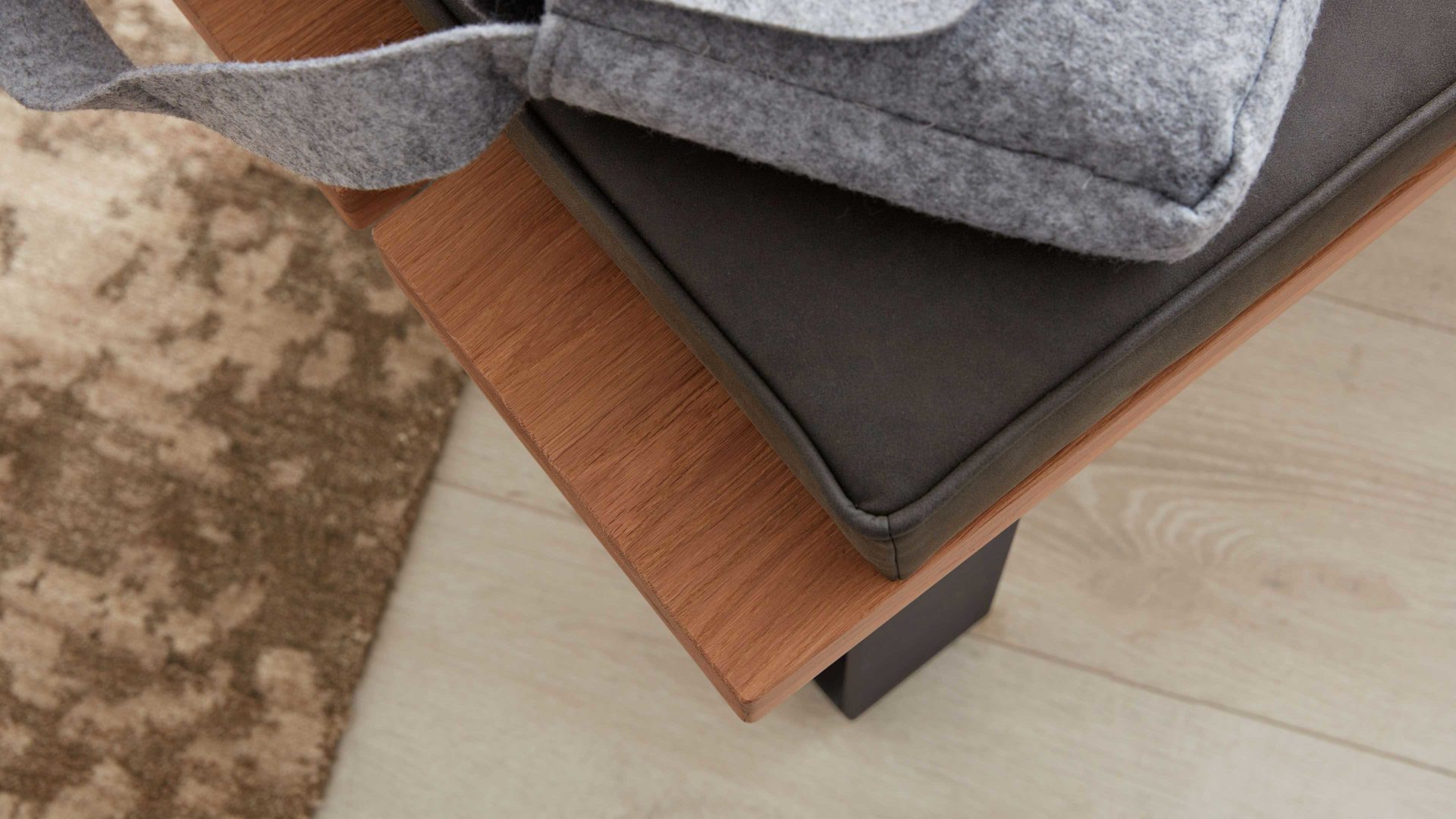 Polsterbank Interliving aus Stoff in Dunkelgrau Interliving Schlafzimmer Serie 1019 – Bettbank 523770 graues Kunstleder, Wildeiche & anthrazitfarbenes Metall – Länge ca. 140 cm