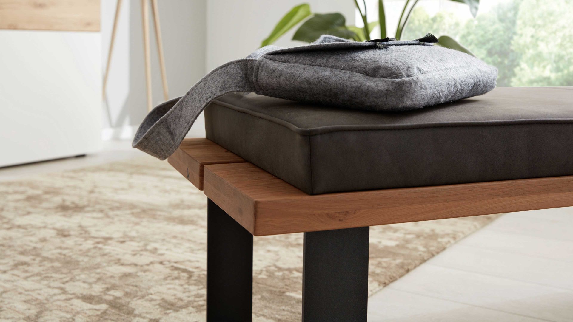 Polsterbank Interliving aus Stoff in Dunkelgrau Interliving Schlafzimmer Serie 1019 – Bettbank 523770 graues Kunstleder, Wildeiche & anthrazitfarbenes Metall – Länge ca. 140 cm