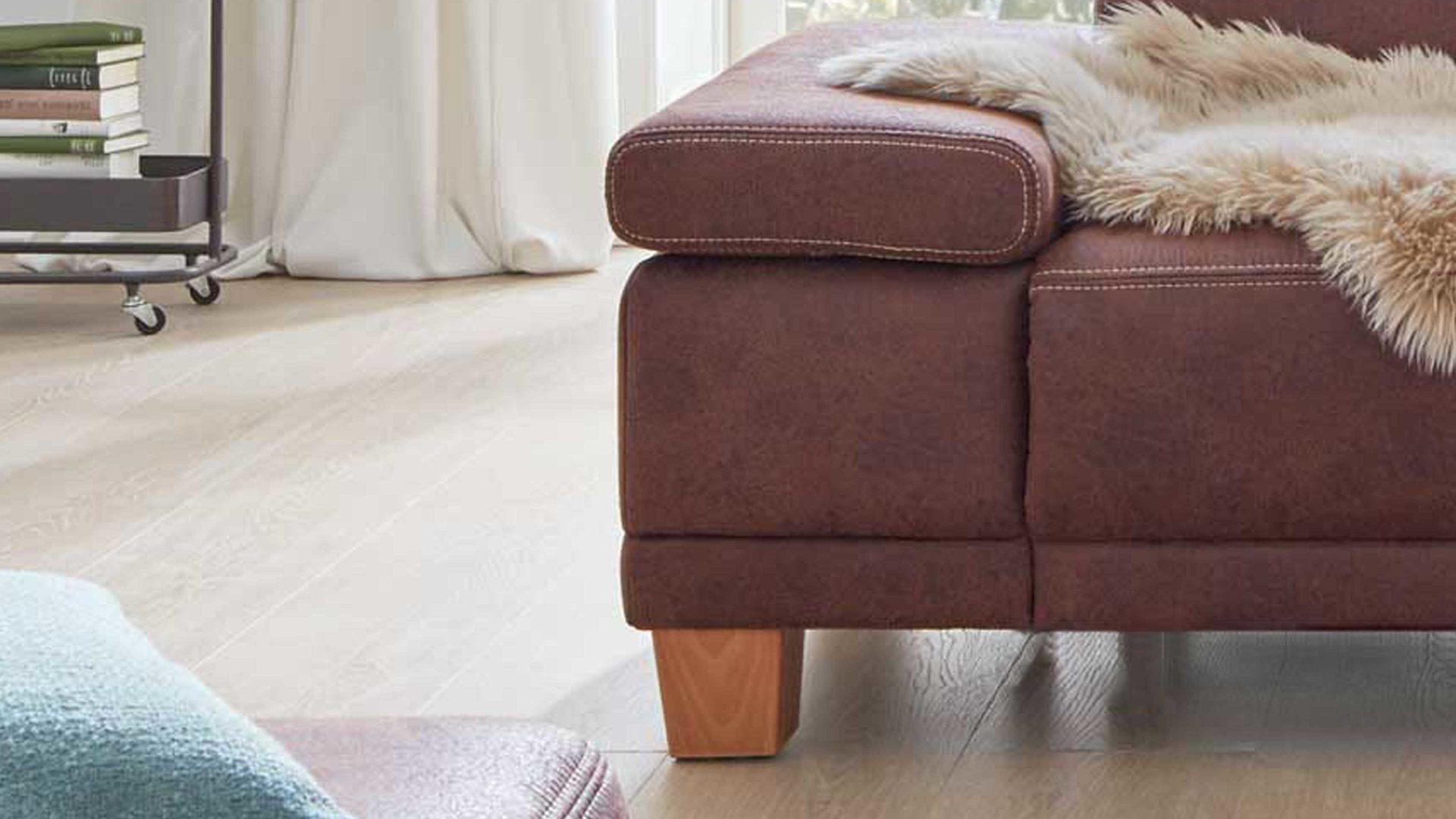 Ecksofa Interliving aus Stoff in Dunkelbraun Interliving Sofa Serie 4252 – Ecksofa schokofarbener Stoffbezug Büffel & Buchenholzfüße – Stellfläche ca. 275 x 220 cm