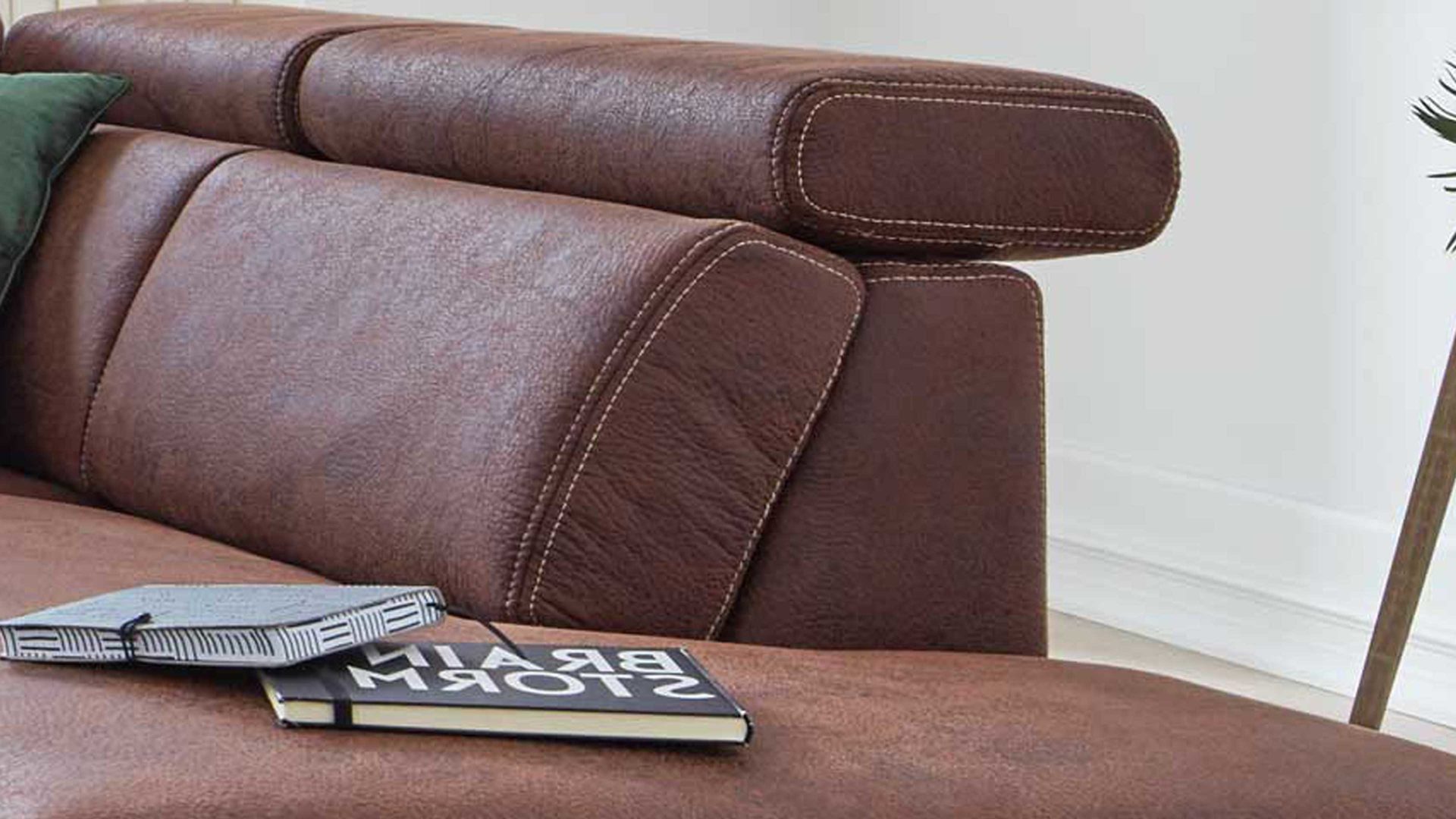 Ecksofa Interliving aus Stoff in Dunkelbraun Interliving Sofa Serie 4252 – Ecksofa schokofarbener Stoffbezug Büffel & Buchenholzfüße – Stellfläche ca. 275 x 220 cm