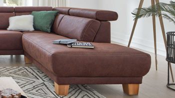 Ecksofa Interliving aus Stoff in Dunkelbraun Interliving Sofa Serie 4252 – Ecksofa schokofarbener Stoffbezug Büffel & Buchenholzfüße – Stellfläche ca. 275 x 220 cm