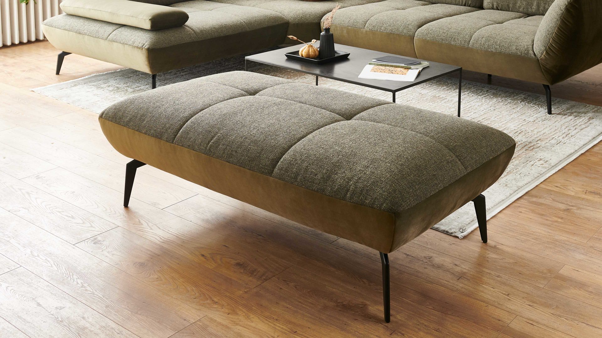 Polsterhocker KAWOO aus Stoff in Grün KAWOO Polsterprogramm New Jersey - XXL-Hocker olivfarbener Bezug Riviera & khakifarbener Bezug Amsterdam – ca. 142 x 80 cm