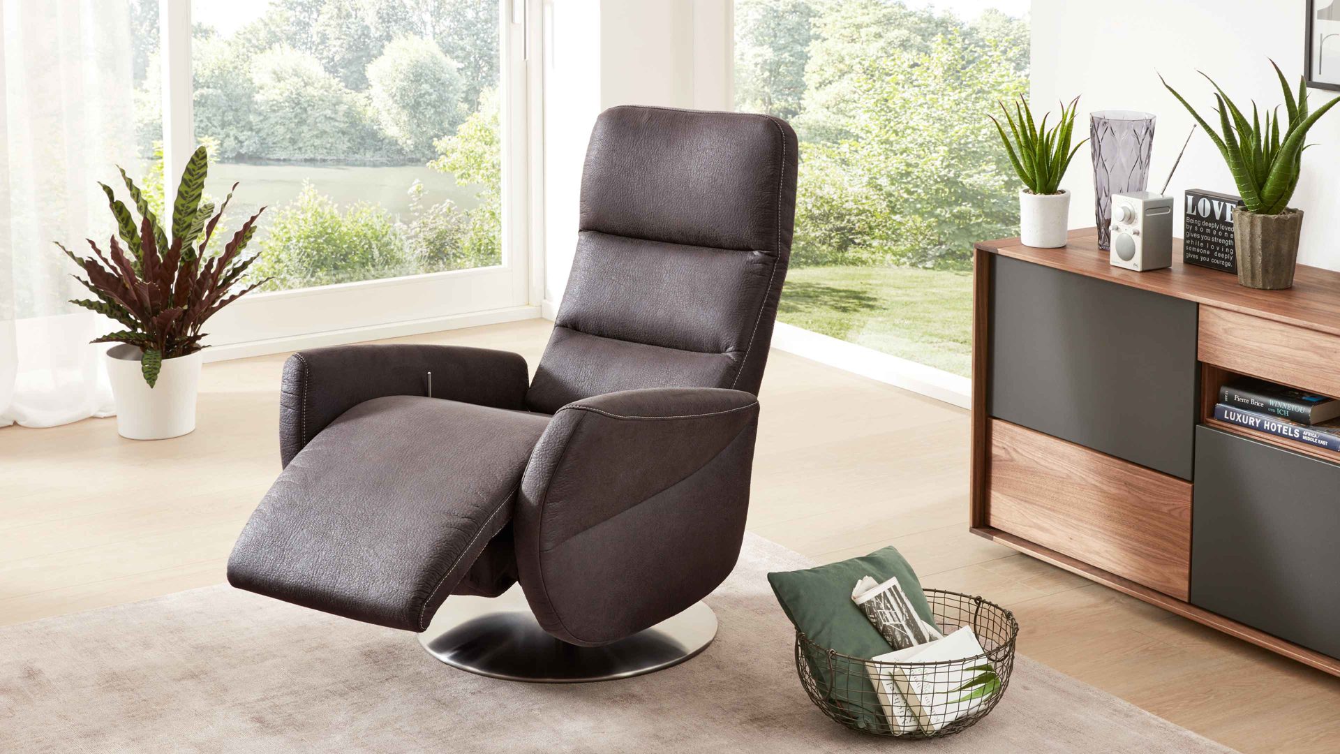 Relaxsessel Interliving aus Stoff in Anthrazit Interliving Sessel Serie 4530 anthrazitfarbener Stoffbezug Büffel & Sternfuß
