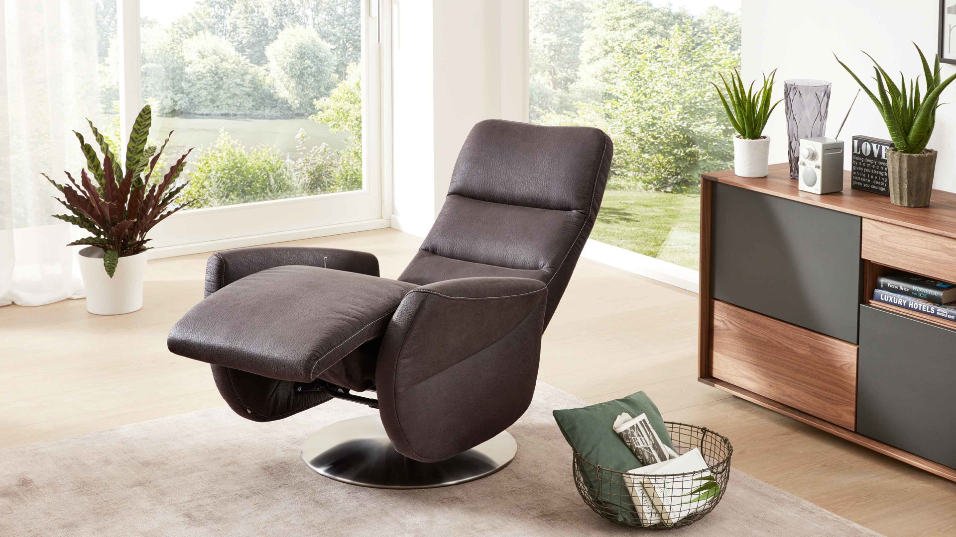 Relaxsessel Interliving aus Stoff in Anthrazit Interliving Sessel Serie 4530 anthrazitfarbener Stoffbezug Büffel & Sternfuß