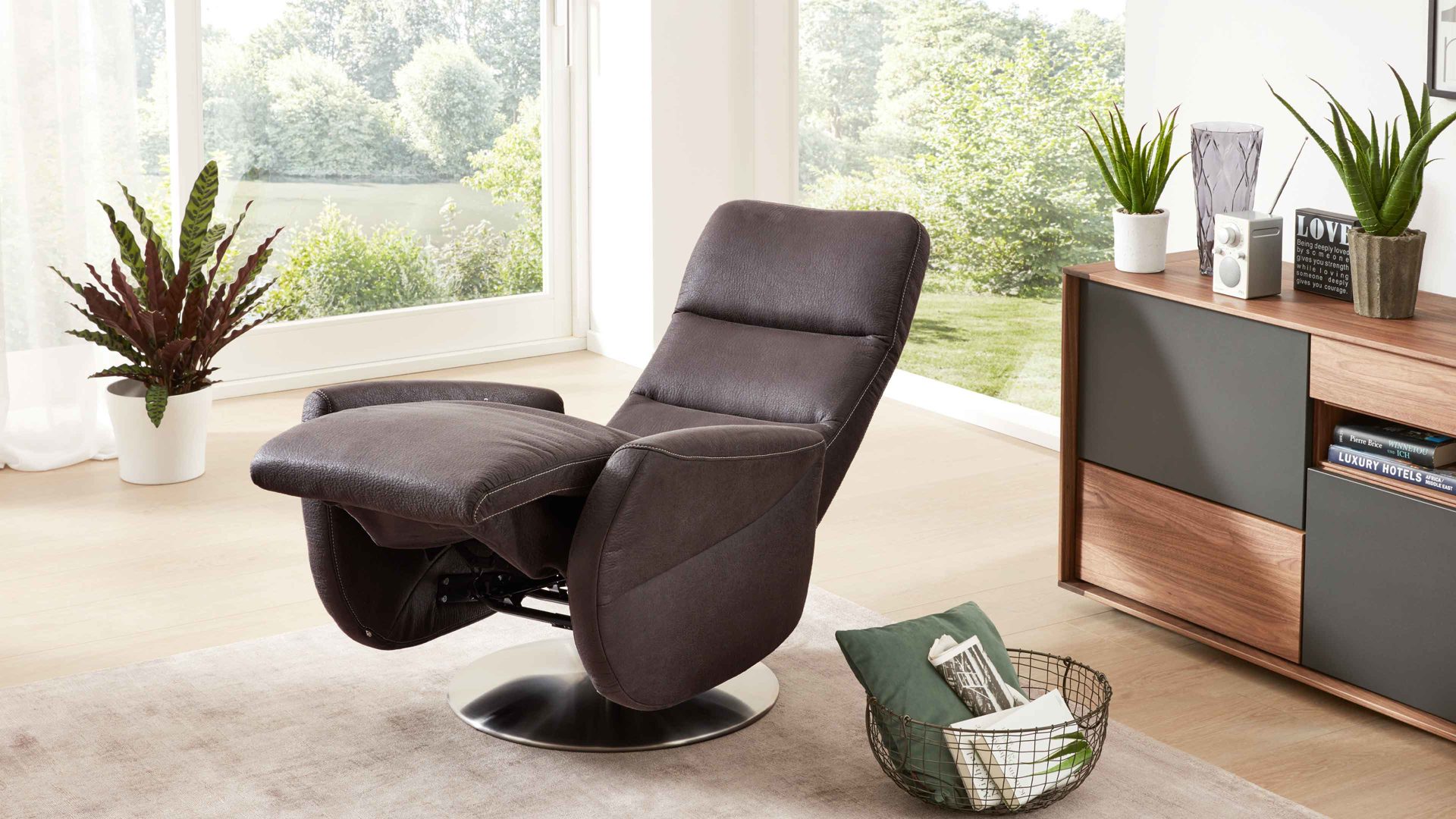 Relaxsessel Interliving aus Stoff in Anthrazit Interliving Sessel Serie 4530 anthrazitfarbener Stoffbezug Büffel & Sternfuß