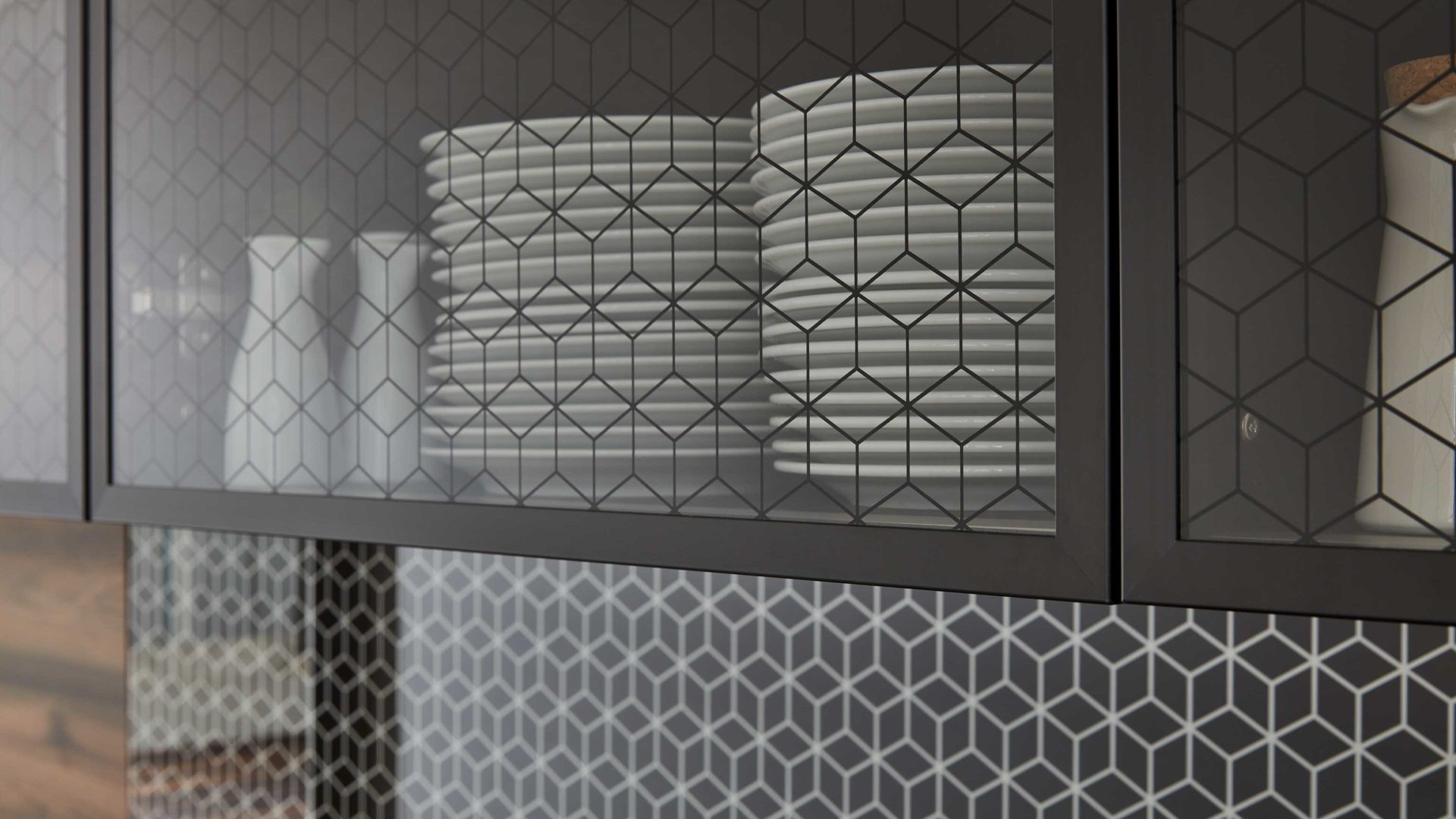 Einbauküche WERT KÜCHE® aus Holz in Weiß WERT KÜCHE® Ulrike mit AEG Einbaugeräten Muschelweiß, Rhombusmuster & Nussbaum Tobacco - zweiteilig